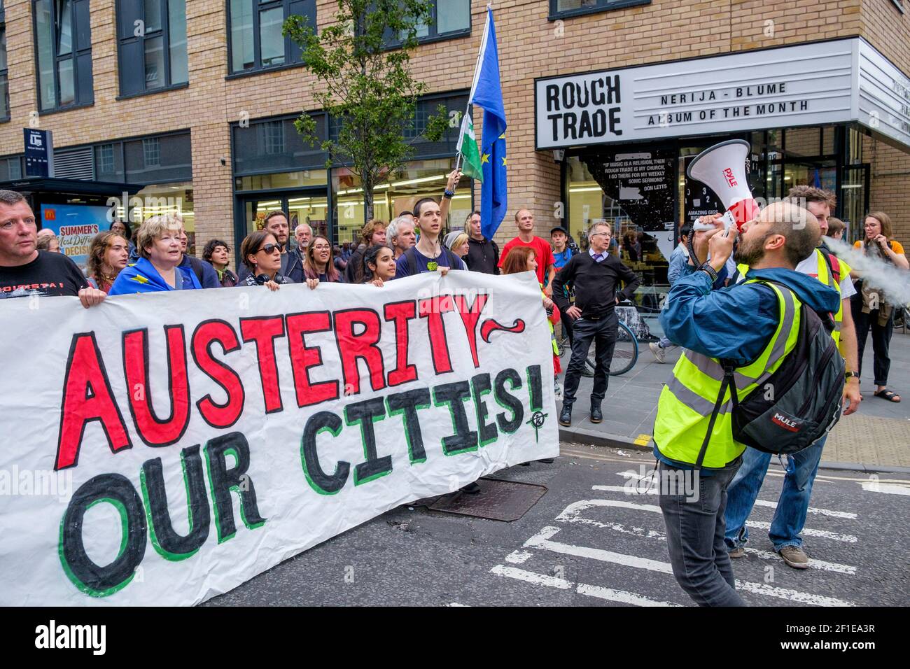 Les manifestants portant des pancartes et des panneaux anti-Boris Johnson sont illustrés Alors qu'ils participent à une marche de protestation Stop Boris Johnson À Bristol, Royaume-Uni 03-09-19 Banque D'Images