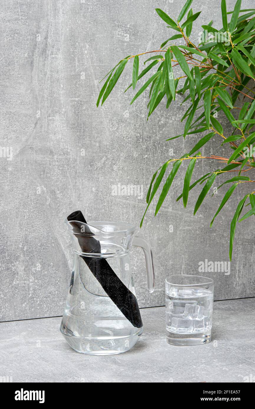 Bâton de filtre à eau en bambou, feuille verte et verre d'eau. Le charbon  de bambou naturel est un purificateur puissant qui rafraîchit l'eau du  robinet Photo Stock - Alamy