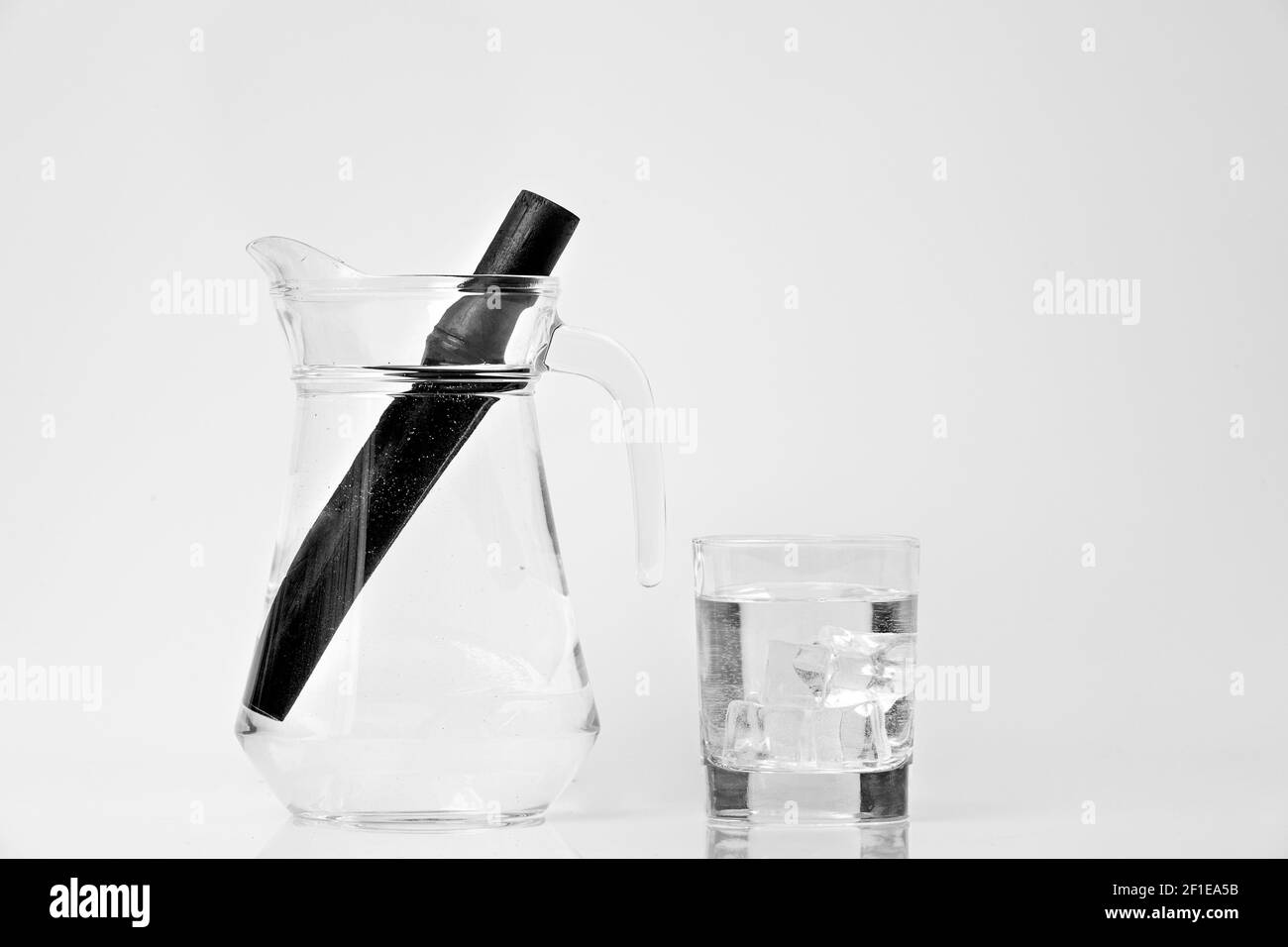 Bâton de filtre à eau au charbon de bambou et verre d'eau. Le charbon de bambou naturel est un purificateur puissant qui rafraîchit l'eau du robinet Banque D'Images