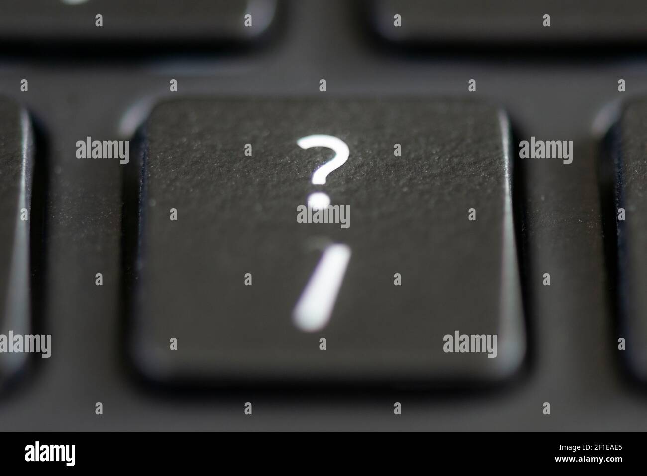 Barre oblique et point d'interrogation sur le clavier d'un ordinateur  portable Photo Stock - Alamy