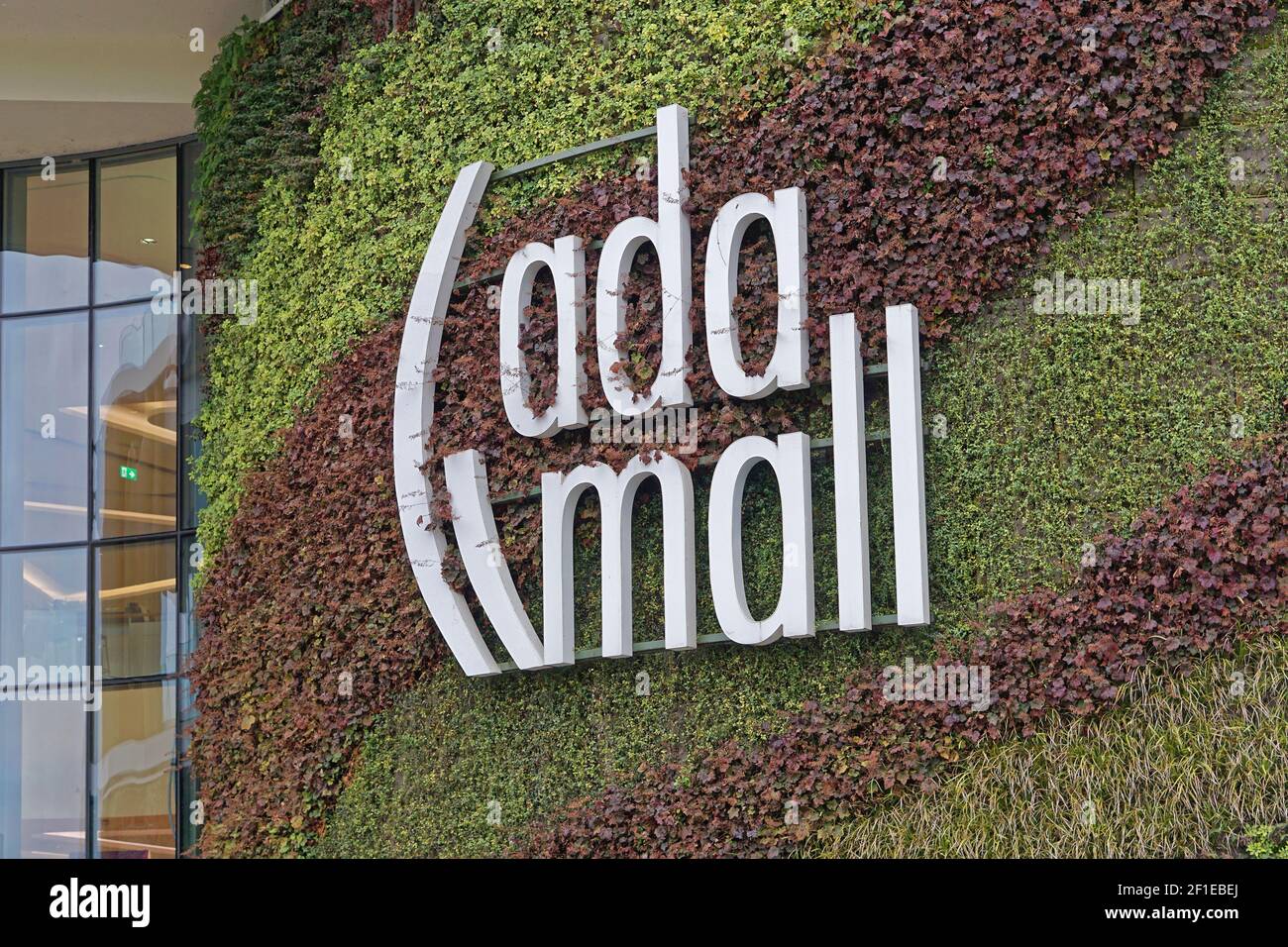 Belgrade, Serbie - 8 octobre 2020: Grand panneau Ada Mall à Green plants Live Wall. Banque D'Images