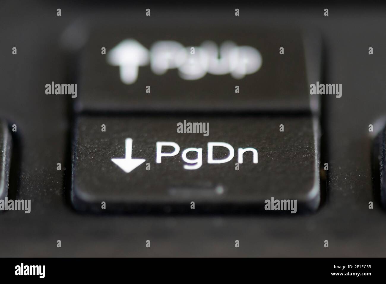 Touche fléchée vers le bas sur un clavier d'ordinateur portable Photo Stock  - Alamy