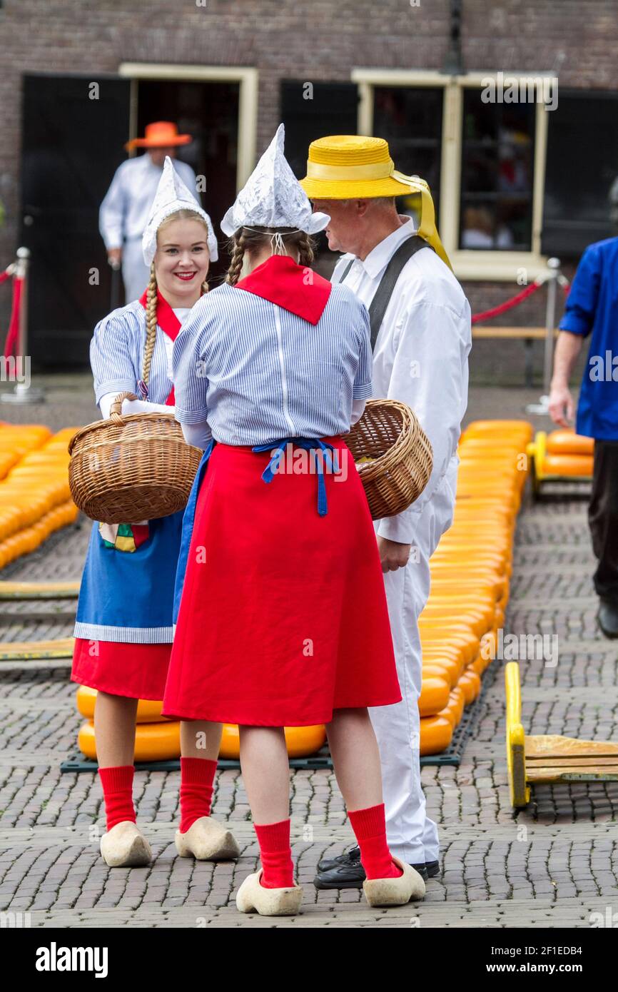 Vendeurs de fromages en costume traditionnel au marché aux fromages Alkmaar, pays-Bas Banque D'Images