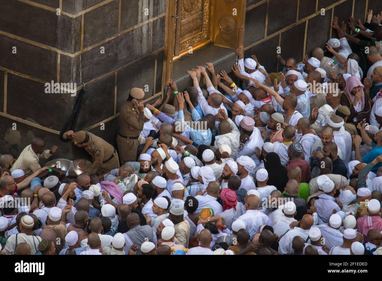 Sainte Kaaba. La porte de la Kaaba - Multazam. Musulmans priant à la porte de Kaaba Banque D'Images