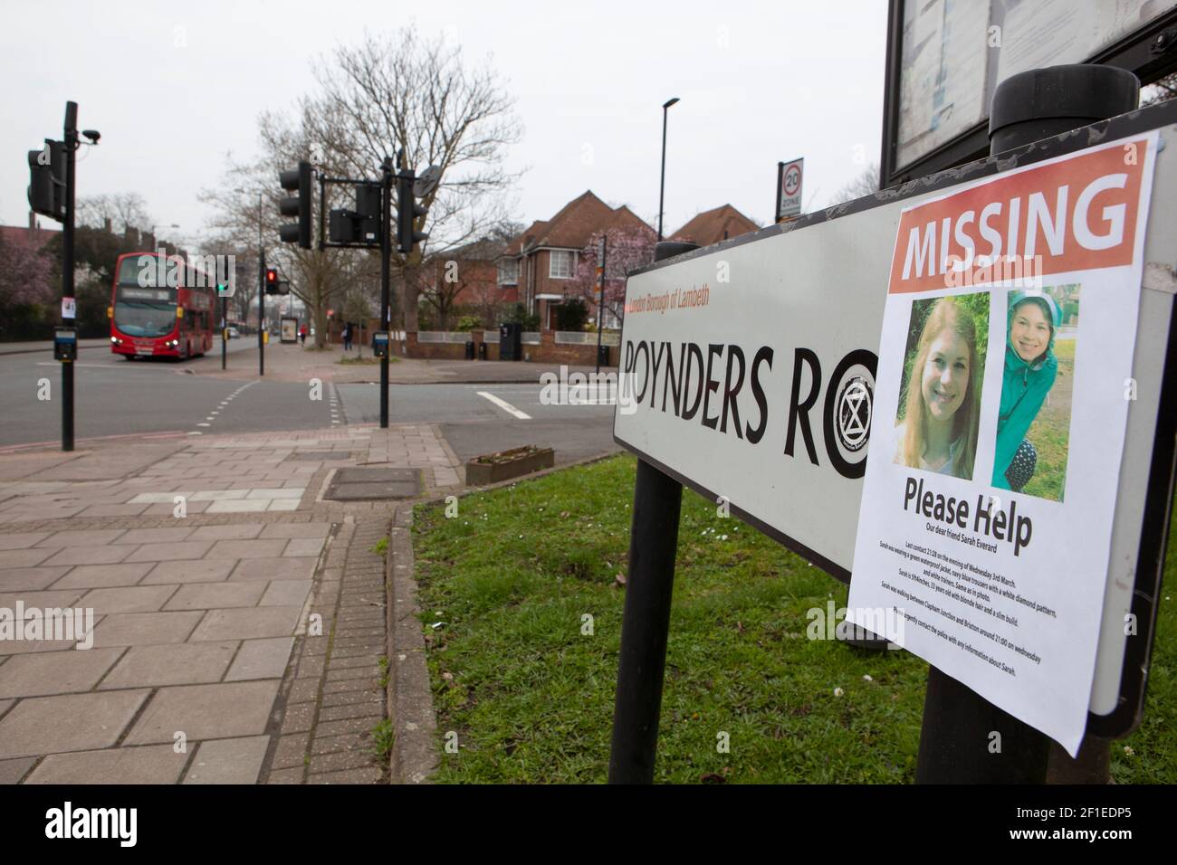 Londres, Royaume-Uni, 8 mars 2021 : la police recherche Sarah Everard, âgée de 33 ans, qui a été vue pour la dernière fois sur Poynders Road, Clapham, dans la circulaire A205 South Circular. Des chiens de chasse de la police ont également fouillé les parcs et les casiers des routes adjacentes. Anna Watson/Alay Live News Banque D'Images