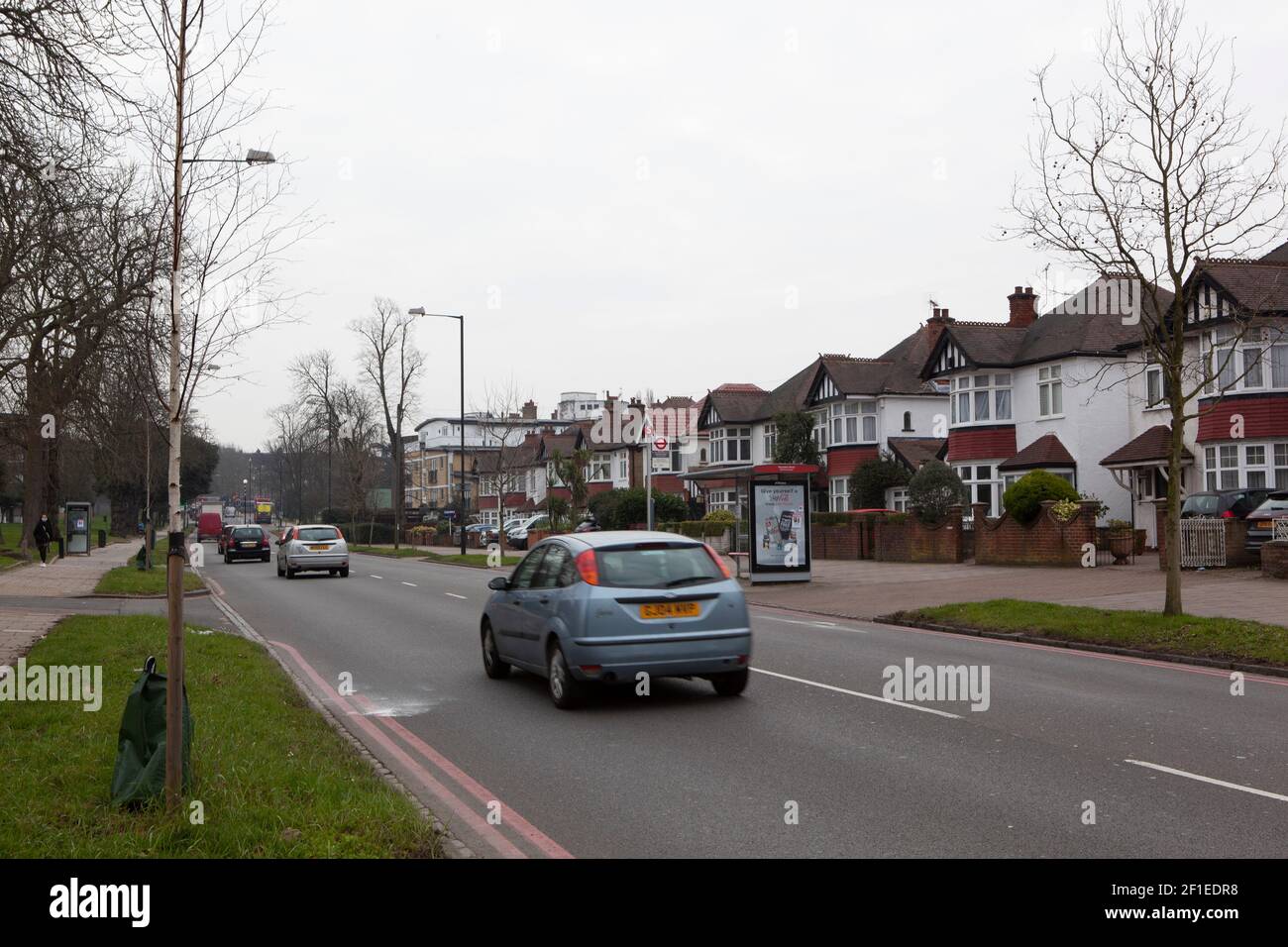 Londres, Royaume-Uni, 8 mars 2021 : la police recherche Sarah Everard, âgée de 33 ans, qui a été vue pour la dernière fois sur Poynders Road, Clapham, dans la circulaire A205 South Circular. Des chiens de chasse de la police ont également fouillé les parcs et les casiers des routes adjacentes. Anna Watson/Alay Live News Banque D'Images