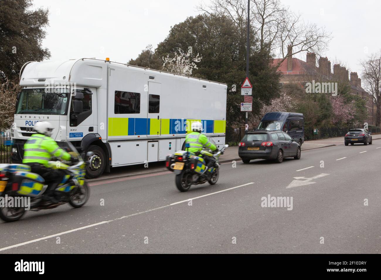 Londres, Royaume-Uni, 8 mars 2021 : la police recherche Sarah Everard, âgée de 33 ans, qui a été vue pour la dernière fois sur Poynders Road, Clapham, dans la circulaire A205 South Circular. Des chiens de chasse de la police ont également fouillé les parcs et les casiers des routes adjacentes. Anna Watson/Alay Live News Banque D'Images