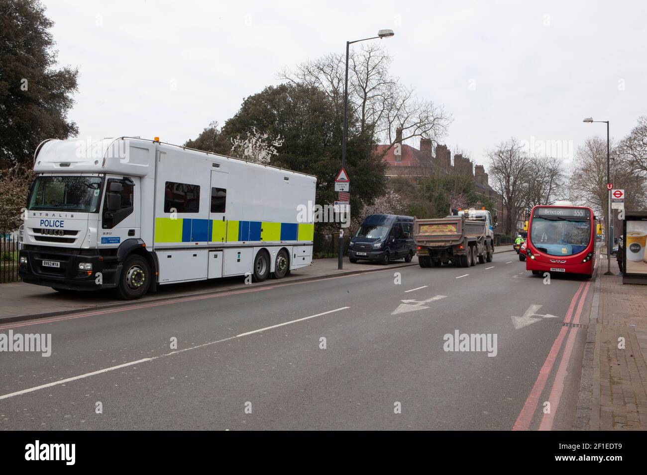 Londres, Royaume-Uni, 8 mars 2021 : la police recherche Sarah Everard, âgée de 33 ans, qui a été vue pour la dernière fois sur Poynders Road, Clapham, dans la circulaire A205 South Circular. Des chiens de chasse de la police ont également fouillé les parcs et les casiers des routes adjacentes. Anna Watson/Alay Live News Banque D'Images