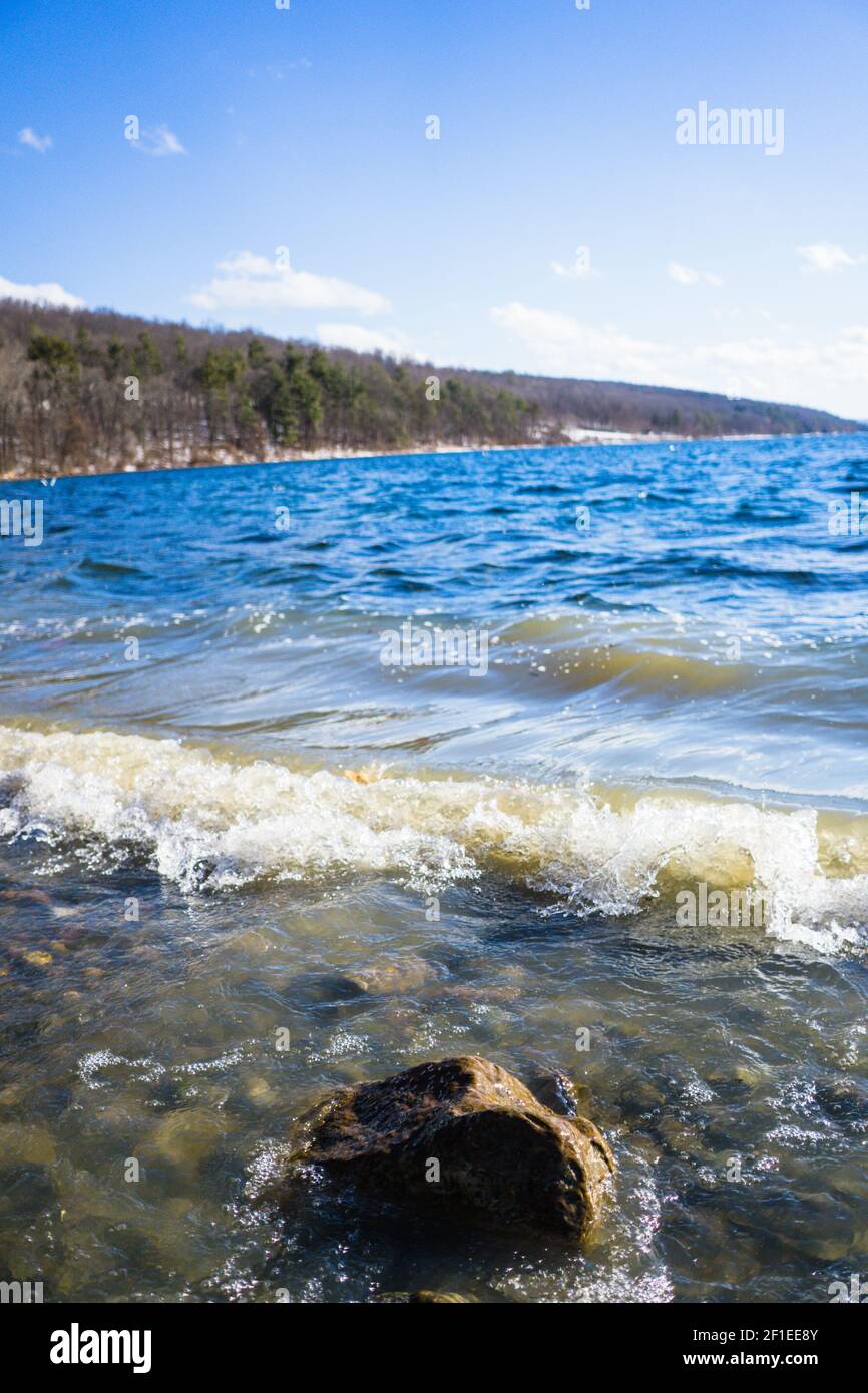 Vagues sur la rive du lac Banque D'Images