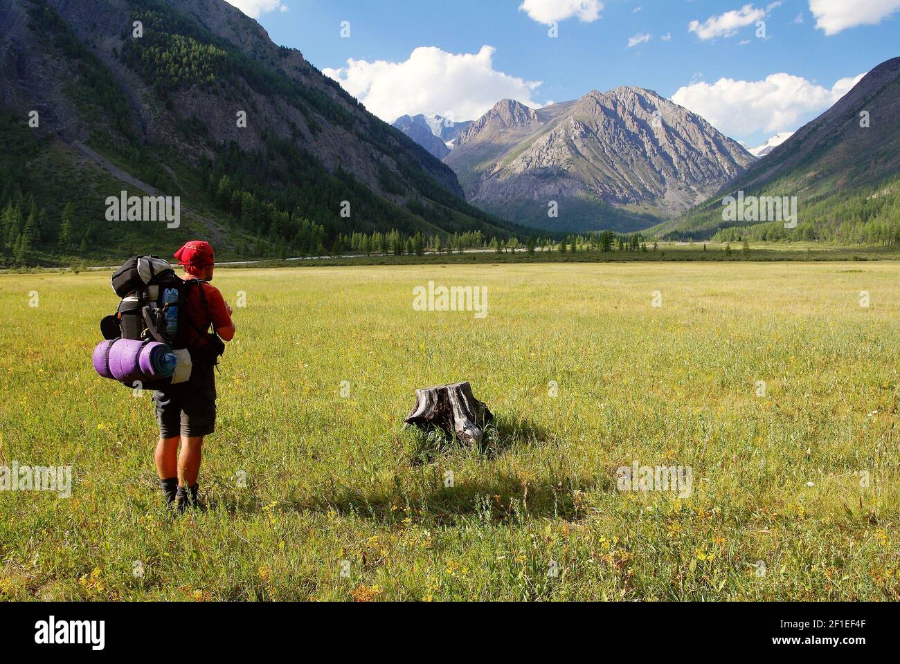 Vue de la gamme Altay - Homme avec sac à dos sur la prairie - vallée de Karagem - Russie Banque D'Images