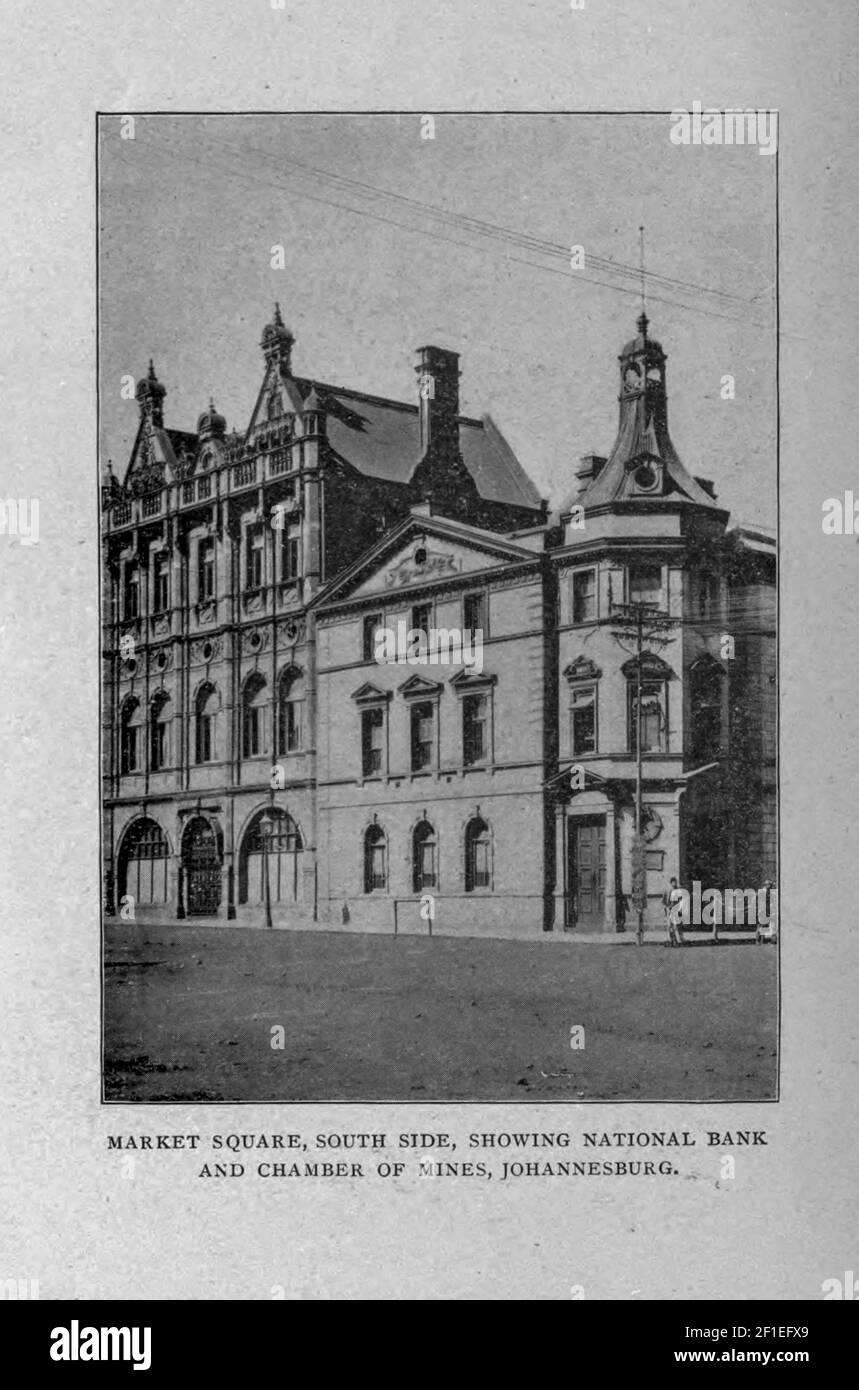 Place du marché, côté sud, montrant la Banque nationale et la Chambre des mines, Johannesburg, d'après le livre « Boer and Britischer in South Africa; Une histoire de la guerre Boer-British et les guerres pour l'Afrique du Sud unie, ainsi que des biographies des grands hommes qui ont fait l'histoire de l'Afrique du Sud » par Neville, John Ormond publié par Thompson & Thomas, Chicago, USA en 1900 Banque D'Images