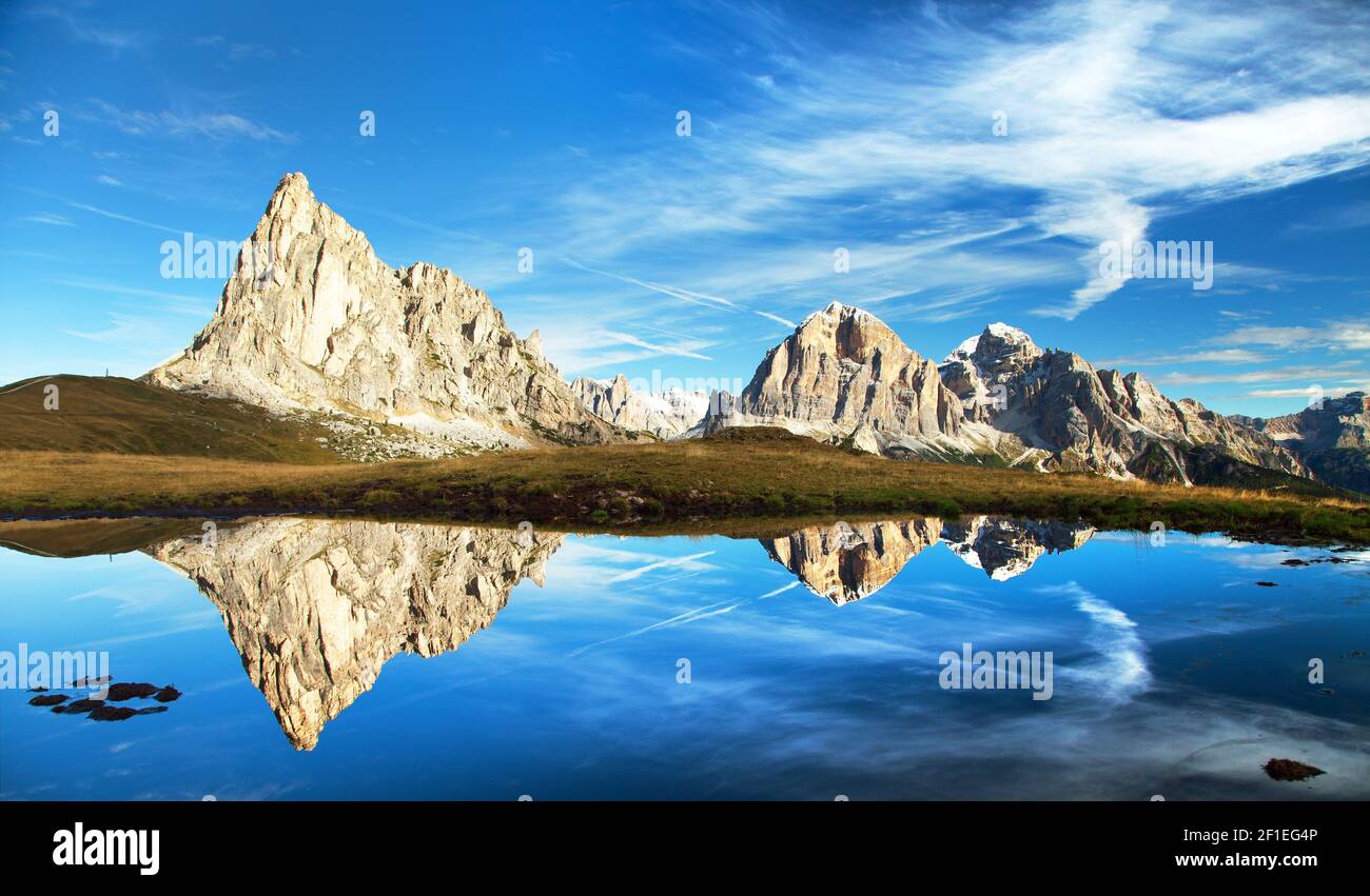 Vue du Passo Giau pour monter Ra Gusela de Nuvolau gruppe et Tofana ou Le Tofane Gruppe avec les nuages, la montagne, le lac Miroir dans les Dolomites, Italie Banque D'Images