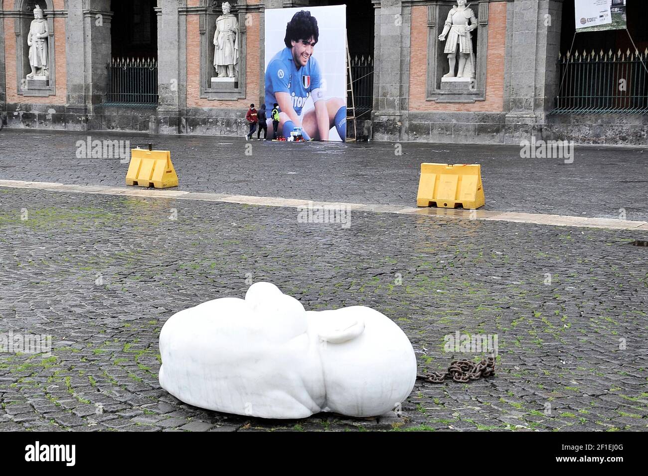 Photo géante de Diego Armando Maradano placée sur la Piazza Plebiscito, où se trouve encore la sculpture de l'enfant accroupi du sculpteur JAGO. Italie Banque D'Images