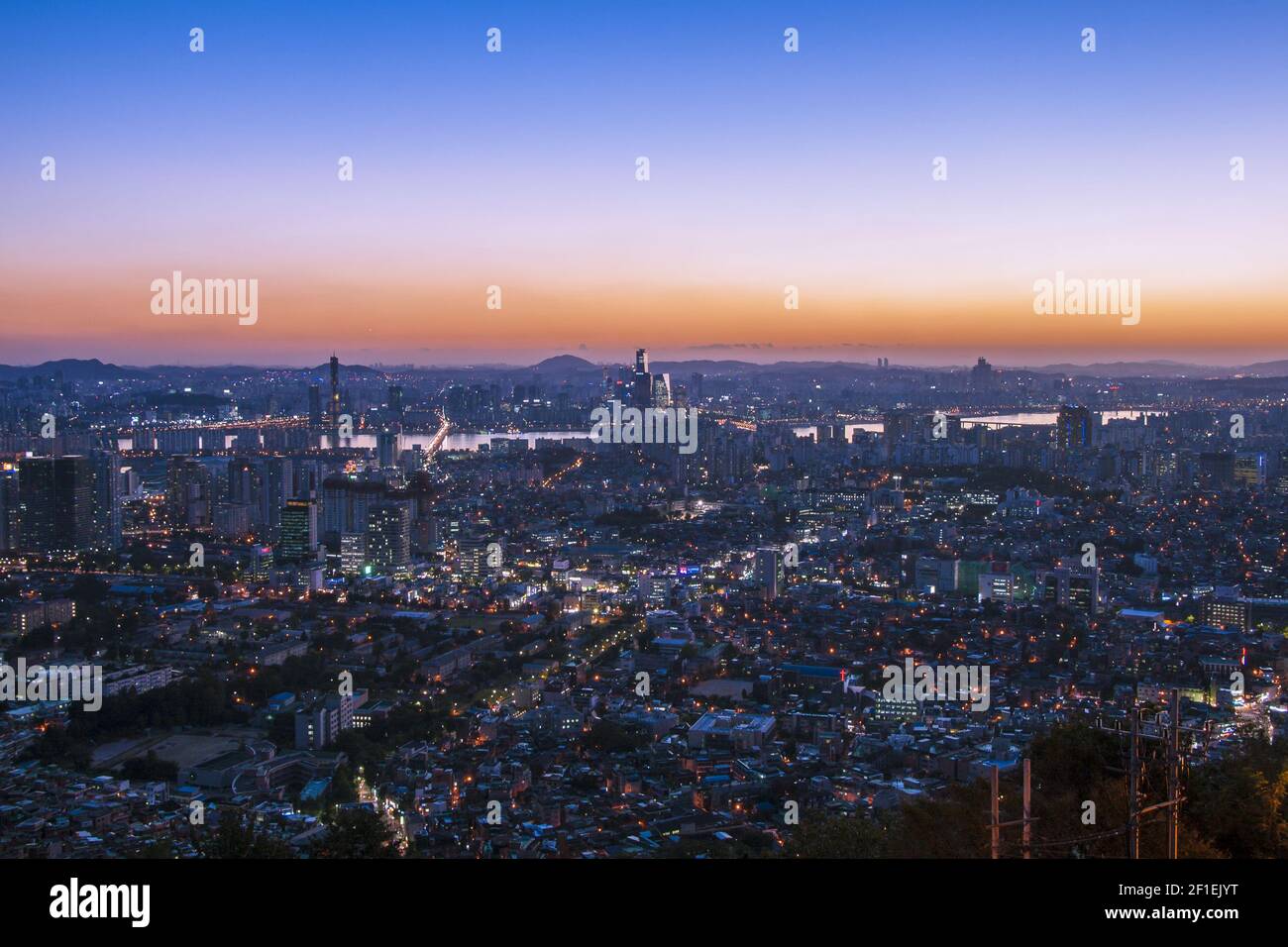 Ville urbaine moderne à l'heure bleue et au crépuscule Banque D'Images