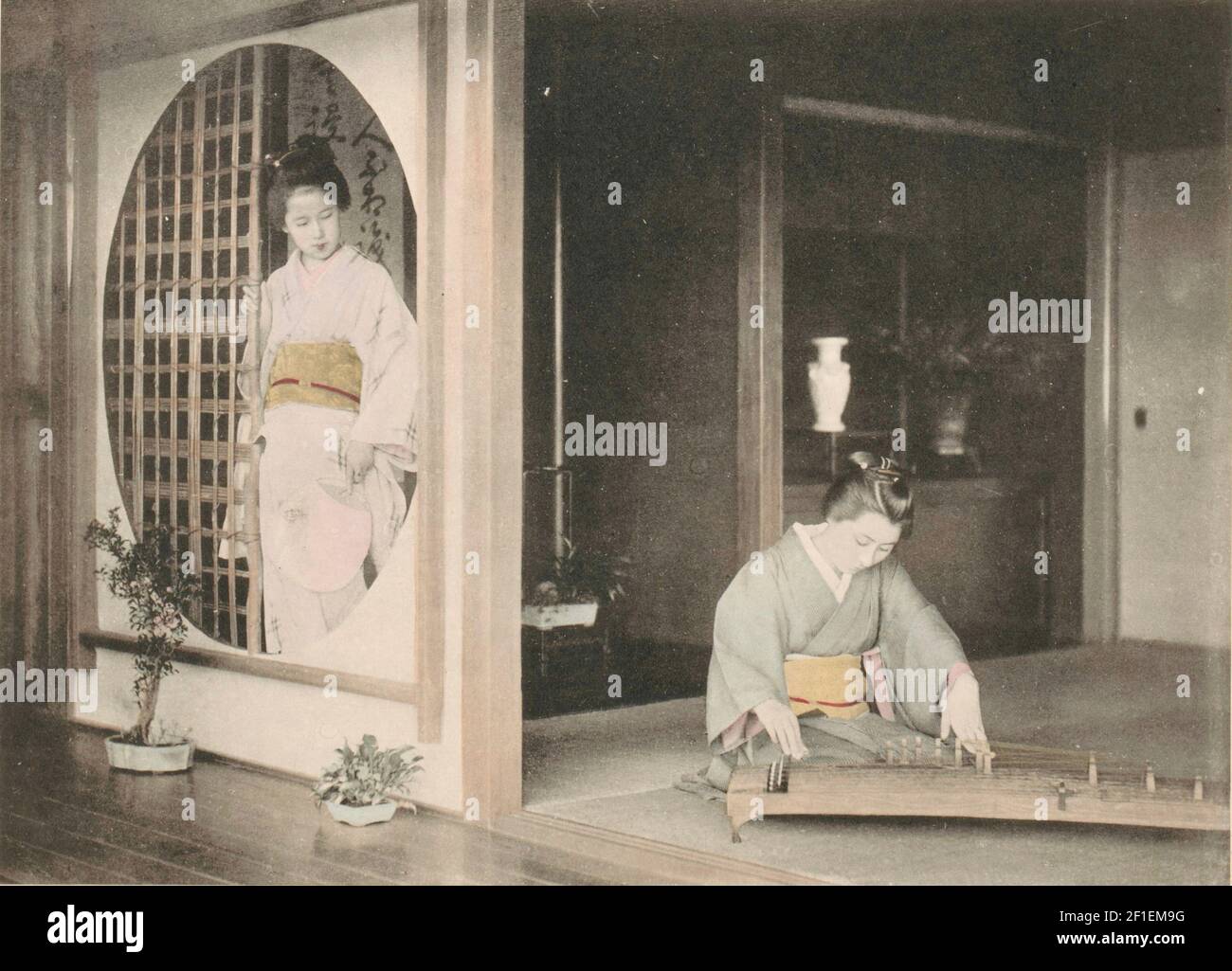 Ogawa Kazumasa photographie intitulée le jeu de Koto. Une japonaise en costume traditionnel joue le koto un instrument de musique. Banque D'Images