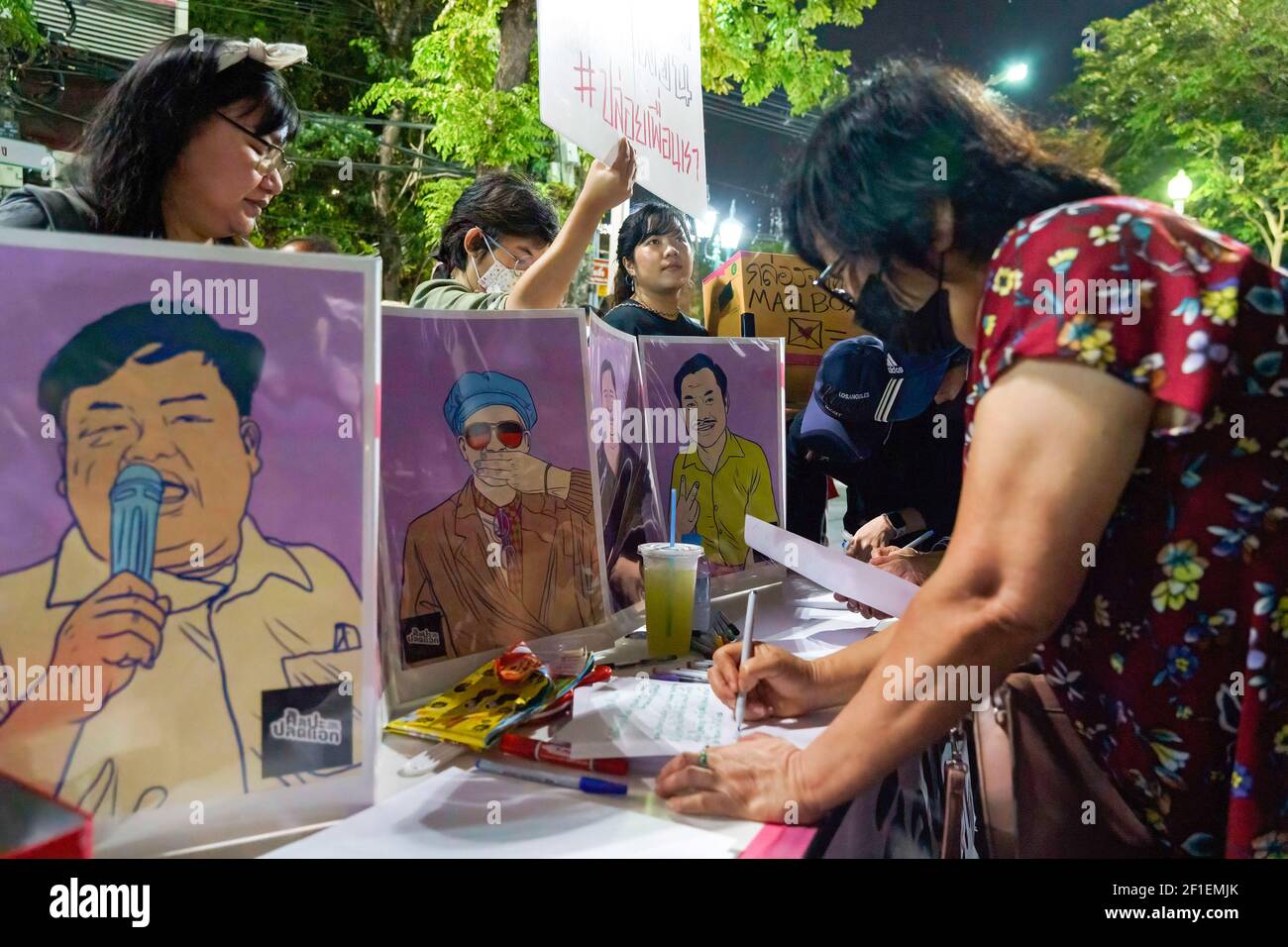 Un manifestant écrivant une lettre aux personnes qui restent emprisonnées par la loi de la lèse majesté (article 112) pendant la manifestation. Un groupe de manifestants dirigés par Jatupat 'Pai' Boonpattararararaksa, un des leaders thaïlandais pro-démocratie arrive au monument de la démocratie en protestant contre l'emprisonnement de 4 activistes pro-démocratie (Somyot Pruksakasemsuk, Patiwat Saraiyam, Parit 'Penguin' Chivarak, Et Anon Nampa) qui ont été arrêtés en vertu de la loi lese (article 112 du code pénal thaïlandais) et exigent la réforme de la monarchie et l'abolition de la loi lese. Banque D'Images