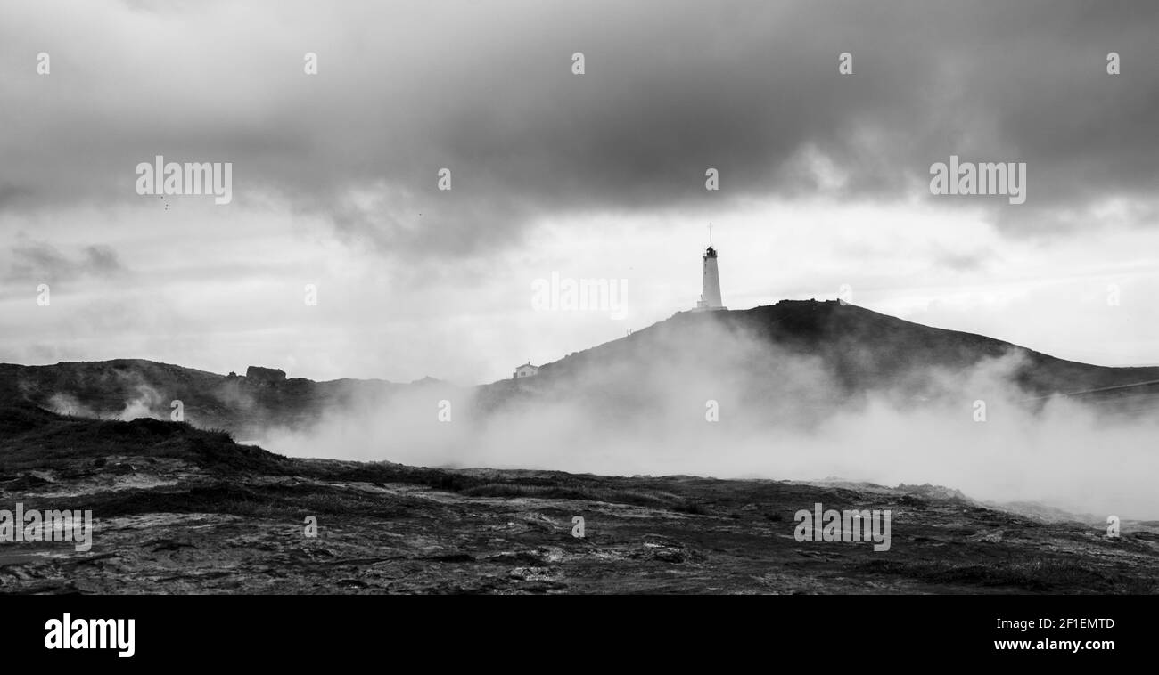 Phare dans le champ géothermique de Gunnuhver, Islande Banque D'Images