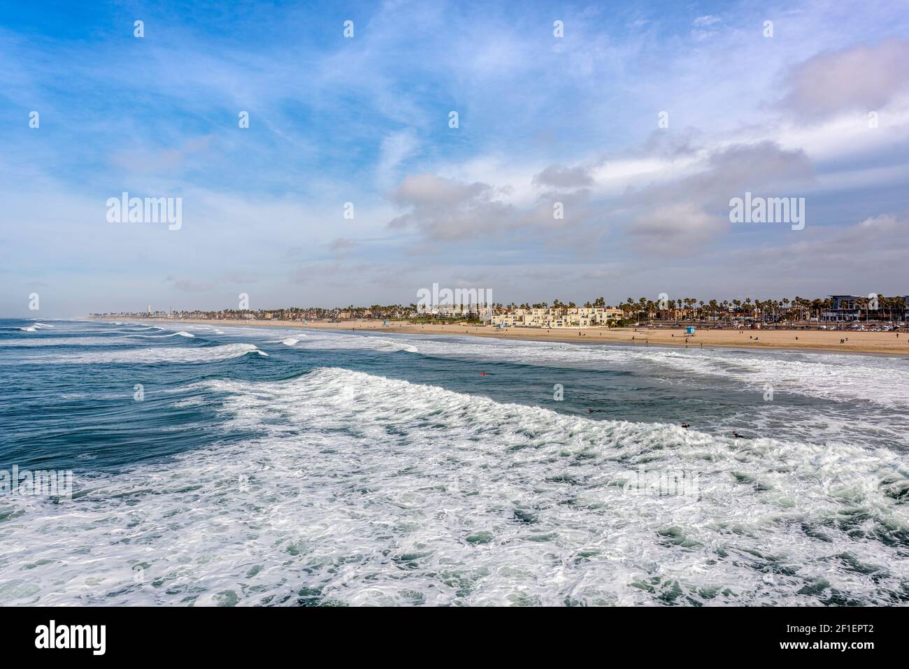 Le célèbre rivage de Huntington Beach, vu depuis la jetée locale, juste à côté de main Street. Banque D'Images