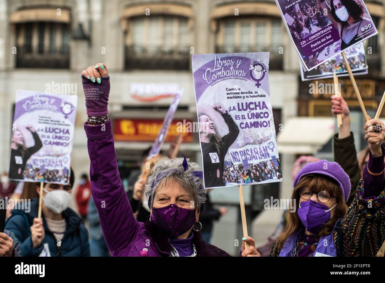 Madrid, Espagne. 08 mars 2021. Les femmes protestent avec des pancartes pendant la Journée internationale de la femme. Malgré l'interdiction de faire des manifestations à Madrid pour des raisons de santé en raison de la pandémie du coronavirus (COVID-19), les étudiants et les femmes se sont concentrés sur la place du sol pour protester et rendre visible la Journée internationale de la femme. Credit: Marcos del Mazo/Alay Live News Banque D'Images