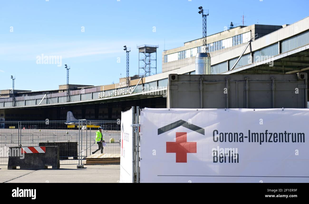 Berlin, Allemagne. 08 mars 2021. Un panneau avec les mots 'Corona vaccination Center Berlin' et une croix rouge sur ce panneau se trouve en face du nouveau centre de vaccination Corona dans le bâtiment de l'ancien aéroport de Tempelhof. Le site de Tempelhof a été le dernier des six centres de vaccination Corona de Berlin à commencer ses opérations lundi. Il est situé dans le hangar 4 de l'ancien aéroport. Credit: Tobias Schwarz/AFP-POOL/dpa/Alay Live News Banque D'Images