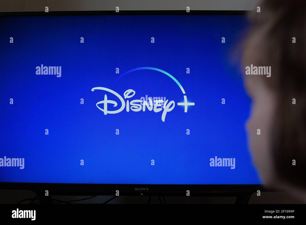 Une jeune fille de 6 ans à Londres regarde le nouveau service de streaming Disney+, lancé aujourd'hui au Royaume-Uni. Disney coopère avec l'UE pour réduire temporairement la bande passante en réponse à l'épidémie de coronavirus. Le crédit photo devrait se lire comme suit : Katie Collins/EMPICS/Alay Banque D'Images
