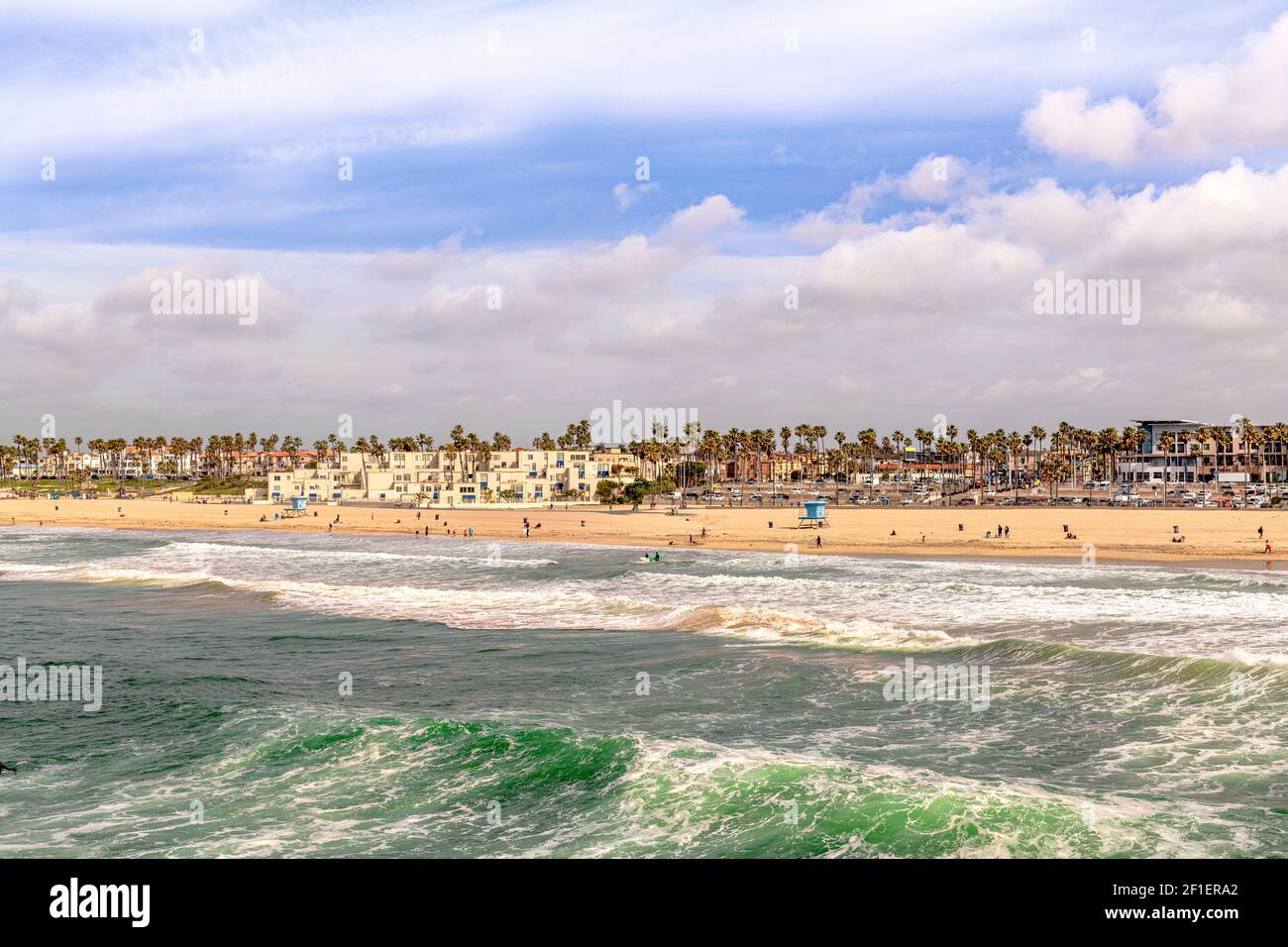 La dynamique Huntington Beach pendant une journée ensoleillée montre l'eau verte de l'aqua et le rivage doré. Banque D'Images