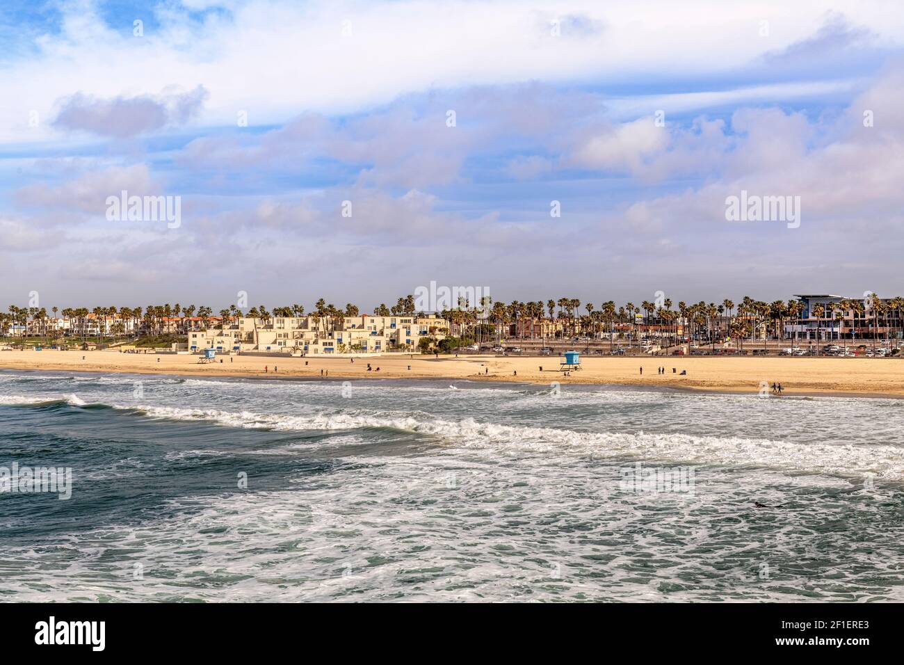 Le célèbre rivage de Huntington Beach pendant une journée ensoleillée et lumineuse montre le mouvement de l'eau et le rivage populaire. Banque D'Images