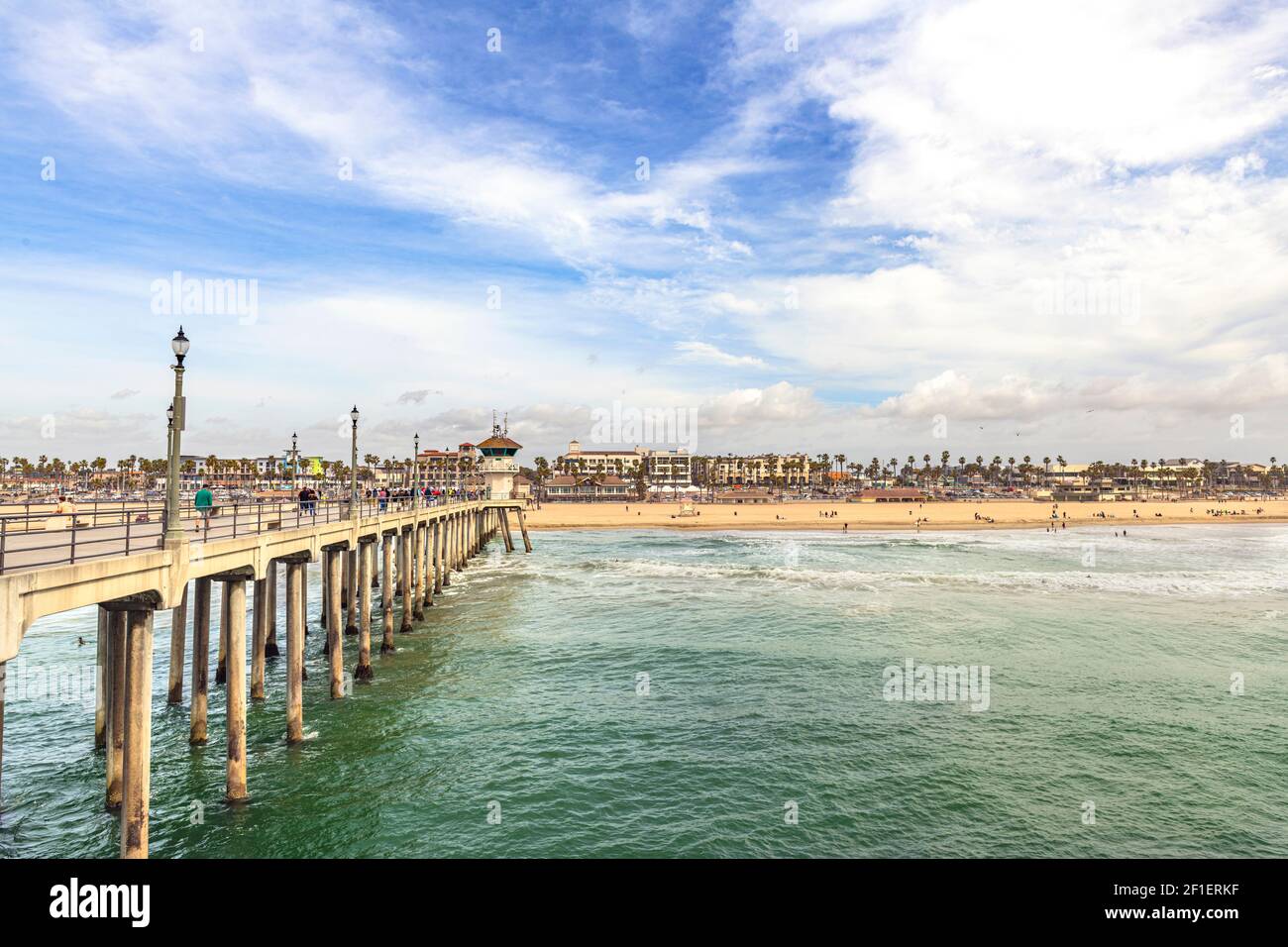 L'emblématique jetée de Huntington Beach accueille chaque année des millions de touristes. La vue est tout simplement magnifique, surtout pendant les journées ensoleillées. Banque D'Images