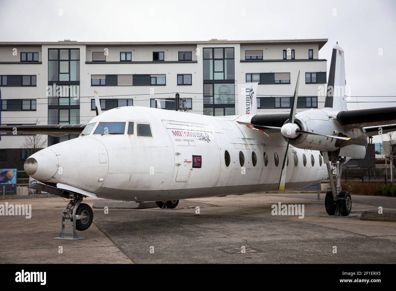 Un Fokker F27 se trouve sur le terrain de l'ancien aéroport de Butzweilerhof dans le quartier Ostendorf, Cologne, Allemagne. Eine Fokker F27 steht auf dem GE Banque D'Images