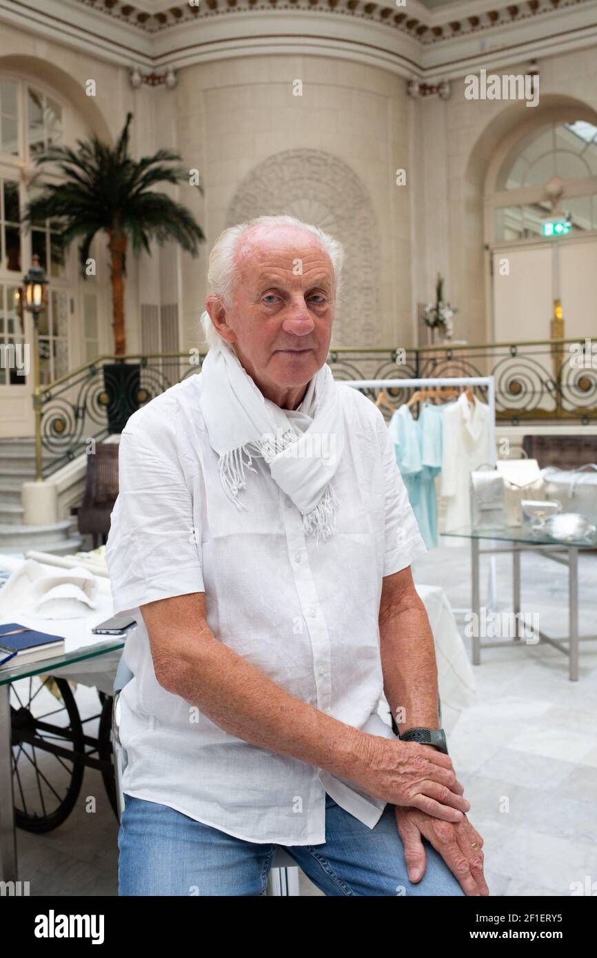 Le designer irlandais Paul Costelloe présente sa collection Printemps/été 2021 dans le cadre de la Fashion week de Londres, à l'hôtel Waldorf Hilton, dans le centre de Londres. Le crédit photo devrait se lire comme suit : Katie Collins/EMPICS/Alay Banque D'Images