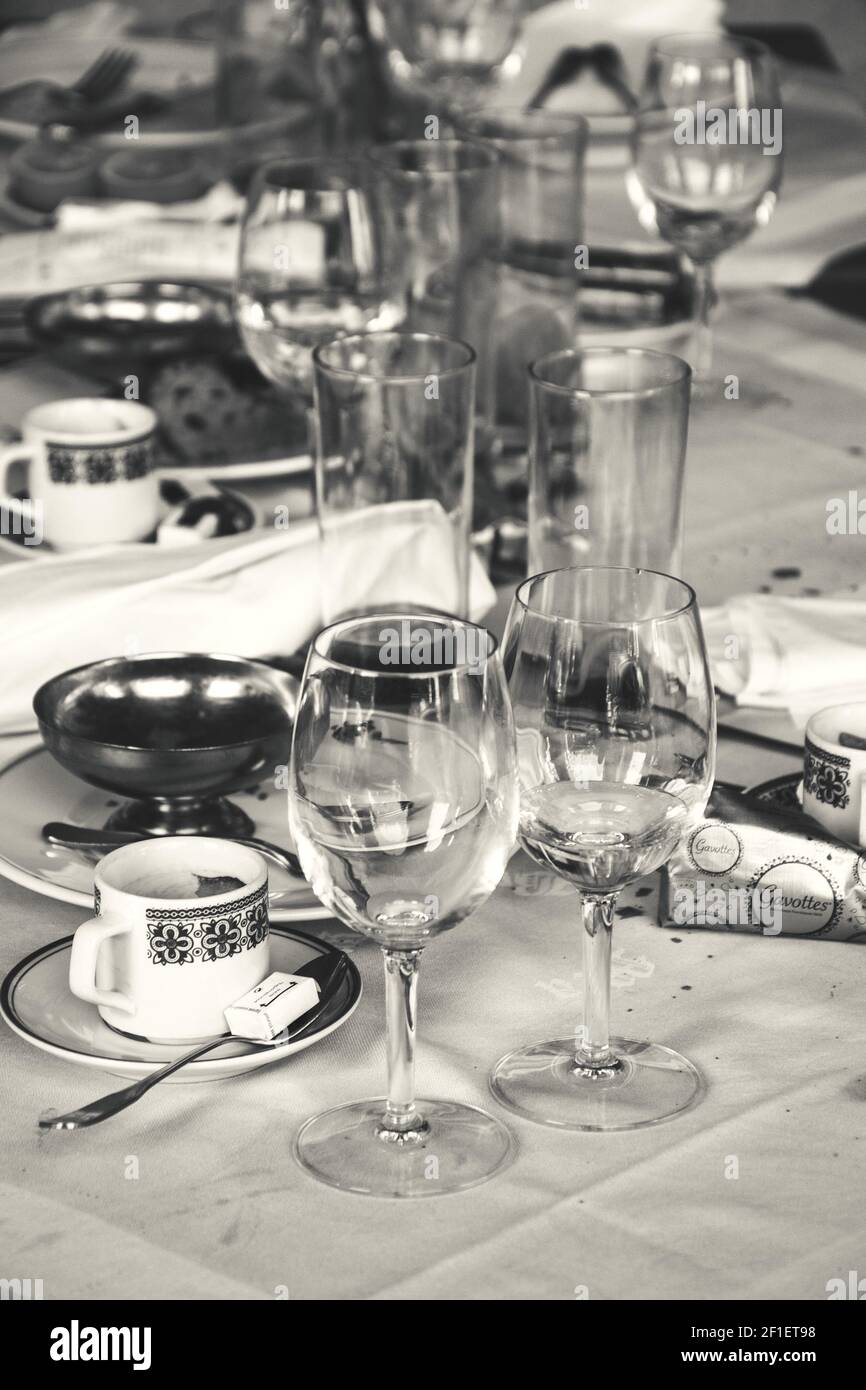 PARIS, FRANCE - 1er SEPTEMBRE 2018 : table désordonnée après une fête brunch dans un café parisien traditionnel. Les boissons renversées, les plats sales vident les verres encore en vie Banque D'Images