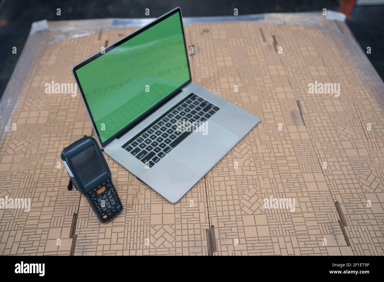 Ordinateur portable et lecteur de codes-barres dans l'entrepôt. Banque D'Images