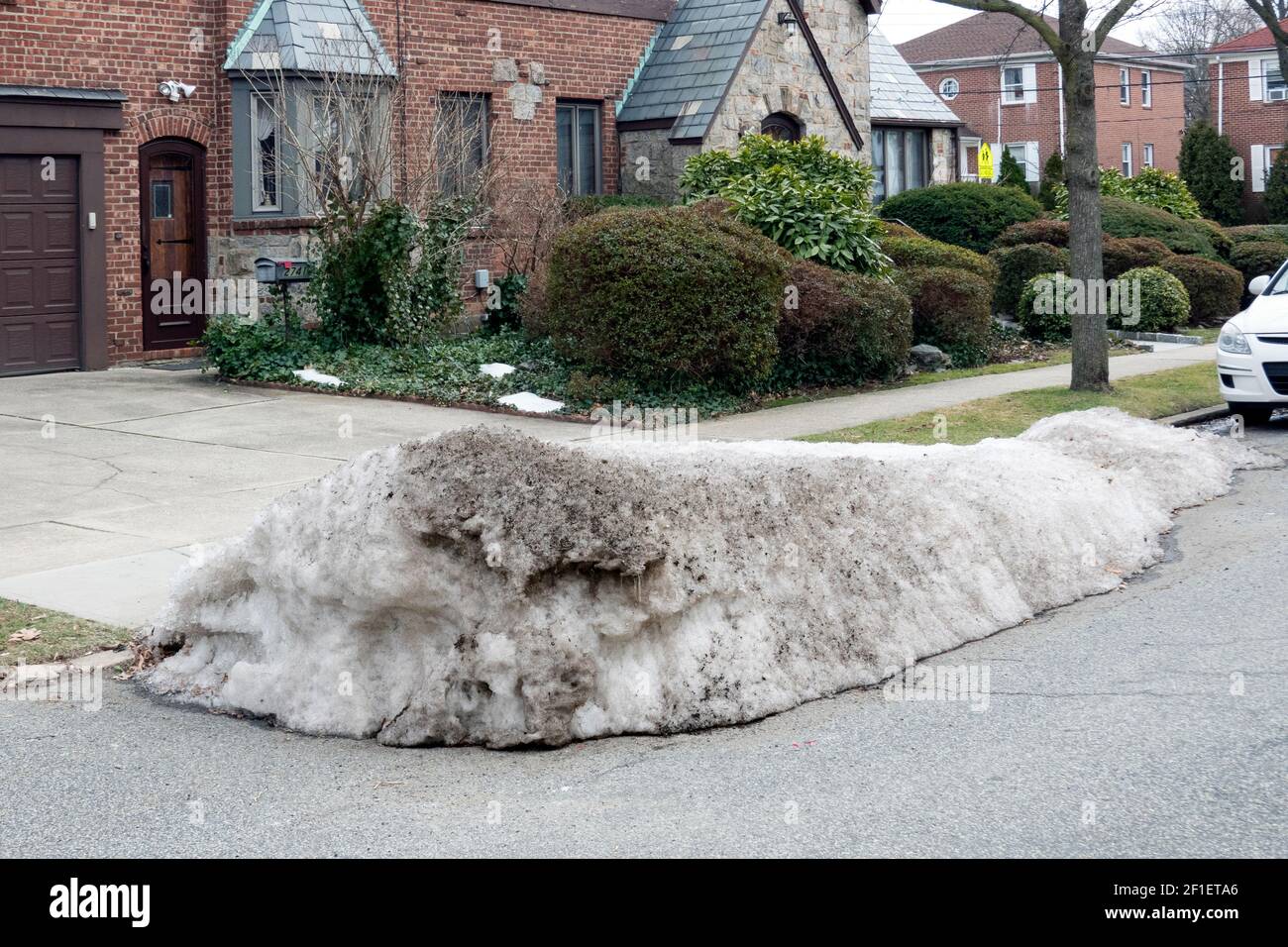 Dirty sFlushing, America, United Statesnow bien après une tempête dans un quartier résidentiel de Queens, New York. Banque D'Images