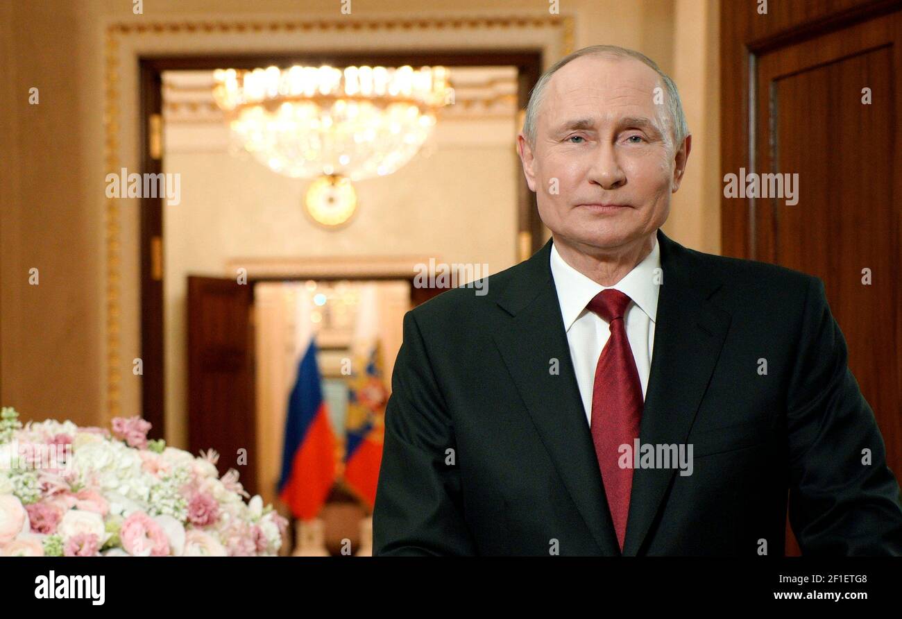 Moscou, Russie. 08 mars 2021. Le président russe Vladimir Poutine félicite les femmes russes pour la Journée internationale de la femme du Kremlin le 8 mars 2021 à Moscou, en Russie. Credit: Planetpix/Alamy Live News Banque D'Images