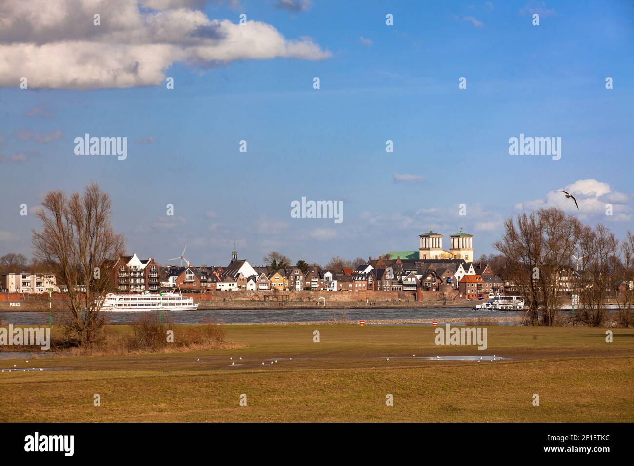 Vue sur le Rhin jusqu'à la ville de Rees avec l'église St. Mariae Himmelfahrt, région du Bas Rhin, Nort Rhin-Westphalie, Allemagne. Blick ueber den R. Banque D'Images