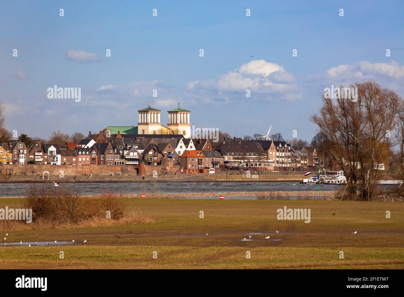 Vue sur le Rhin jusqu'à la ville de Rees avec l'église St. Mariae Himmelfahrt, région du Bas Rhin, Nort Rhin-Westphalie, Allemagne. Blick ueber den R. Banque D'Images
