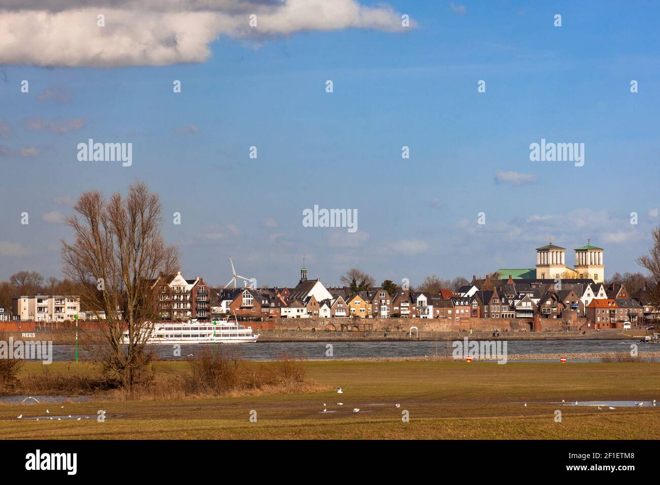 Vue sur le Rhin jusqu'à la ville de Rees avec l'église St. Mariae Himmelfahrt, région du Bas Rhin, Nort Rhin-Westphalie, Allemagne. Blick ueber den R. Banque D'Images