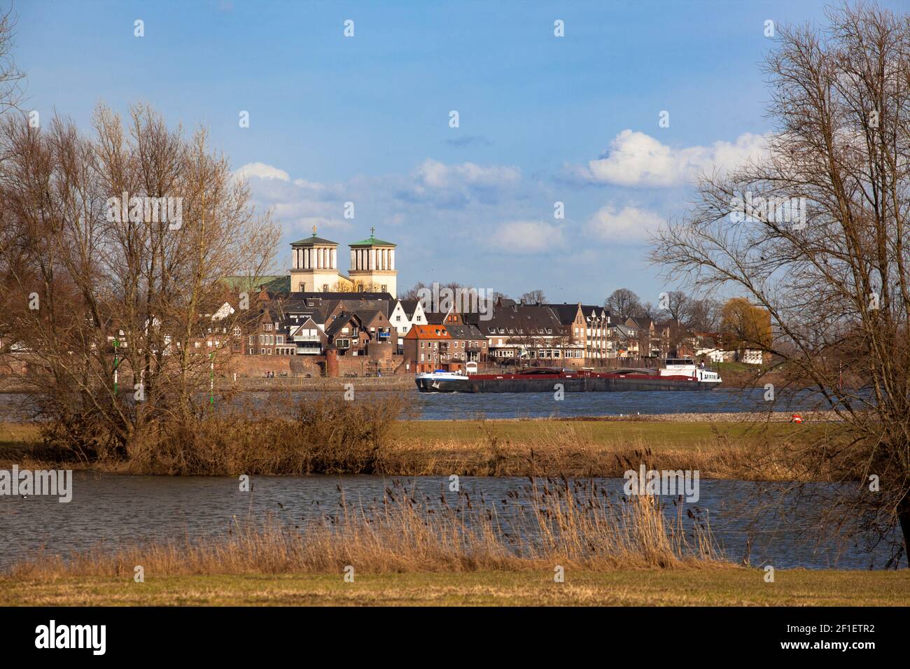 Vue sur le Rhin jusqu'à la ville de Rees avec l'église St. Mariae Himmelfahrt, région du Bas Rhin, Nort Rhin-Westphalie, Allemagne. Blick ueber den R. Banque D'Images