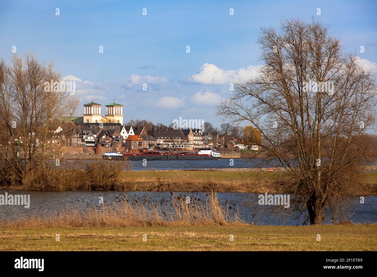 Vue sur le Rhin jusqu'à la ville de Rees avec l'église St. Mariae Himmelfahrt, région du Bas Rhin, Nort Rhin-Westphalie, Allemagne. Blick ueber den R. Banque D'Images
