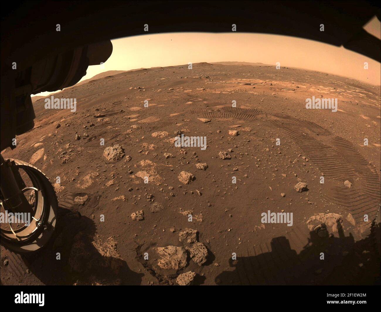 Le rover de la NASA Mars persévérance fait un court trajet autour du cratère Jezero pour tester les systèmes Mars 4, 2021 sur Mars. Depuis l'atterrissage, l'équipe JPL de la NASA a vérifié le rover pour se préparer aux opérations de surface. Banque D'Images