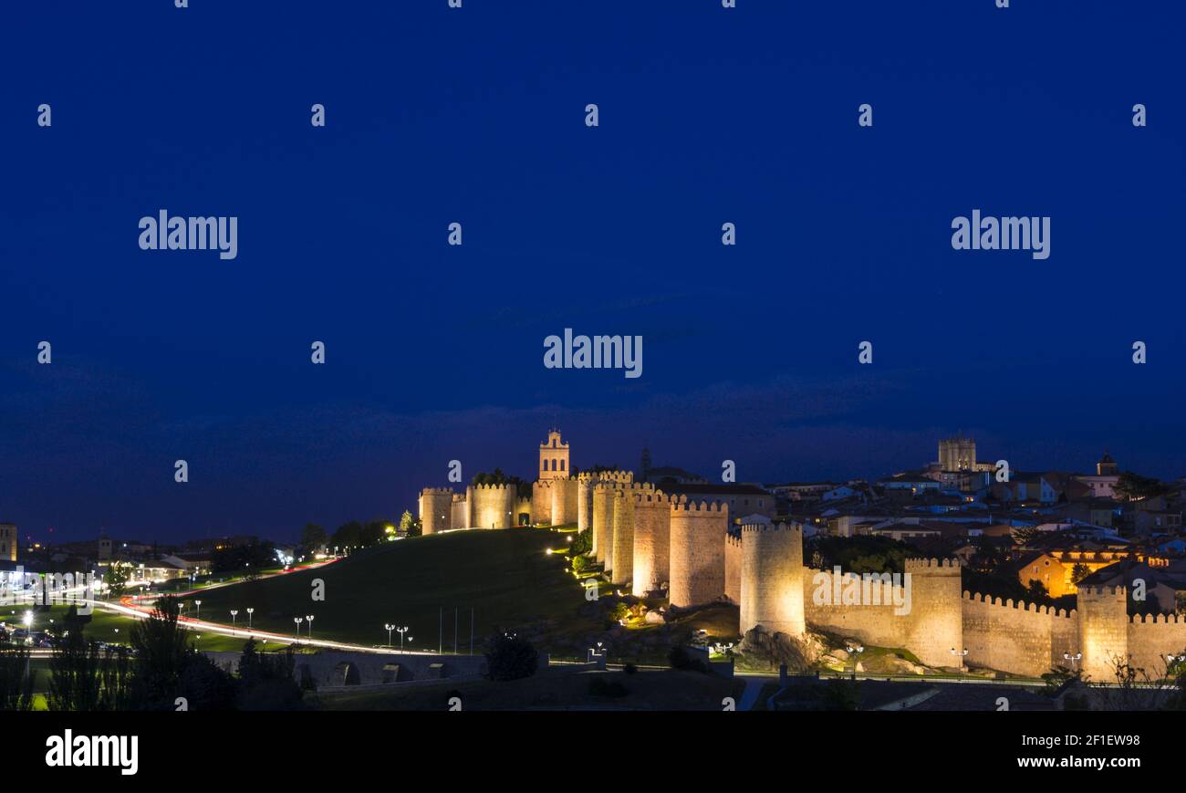 Vue panoramique sur la ville historique d'Avila à l'heure bleue, Castilla y Leon, Espagne Banque D'Images