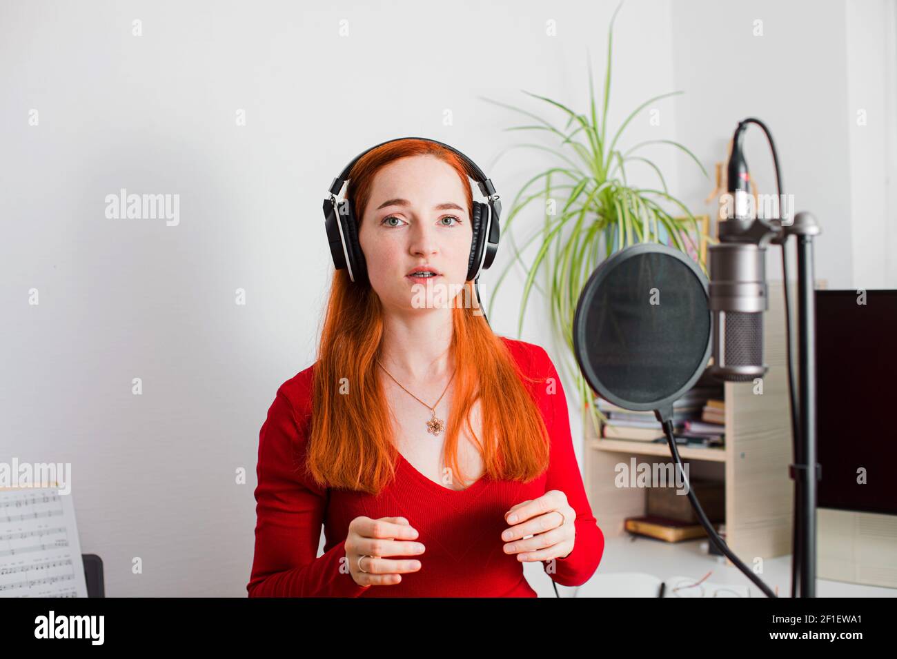 L'annonceur de la radio des trains avant le début de l'émission Banque D'Images