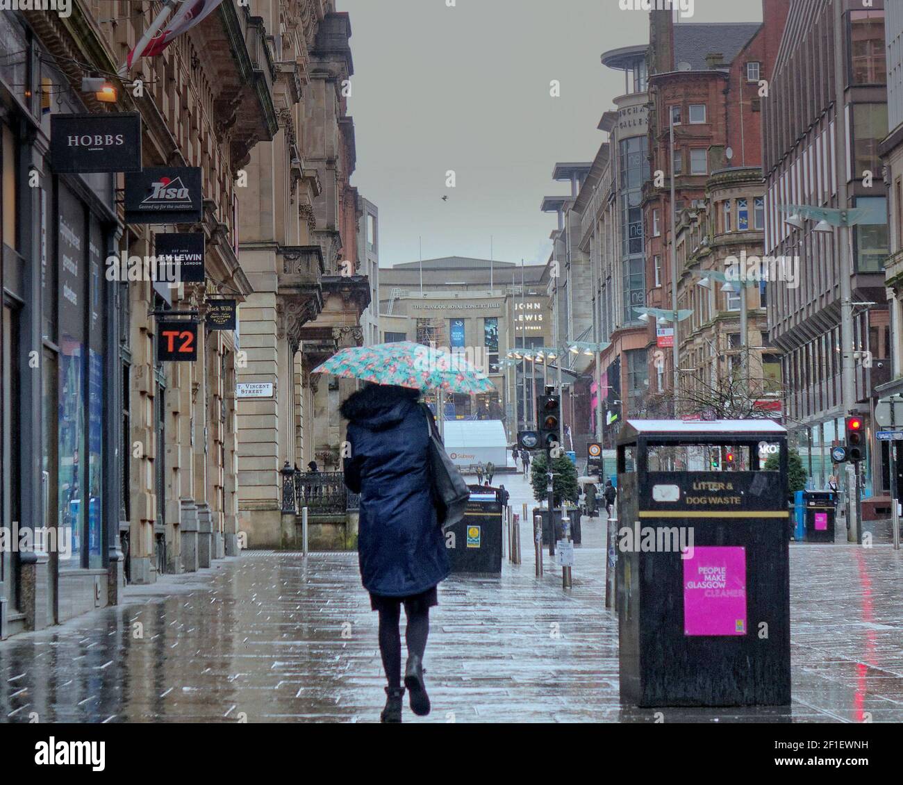 Glasgow, Écosse, Royaume-Uni. 8 mars 2021. Météo au Royaume-Uni: Pluie et vent avec plus à venir dans le centre-ville qui est vide de personnes même sans le temps. Crédit : Gerard Ferry/Alay Live News Banque D'Images