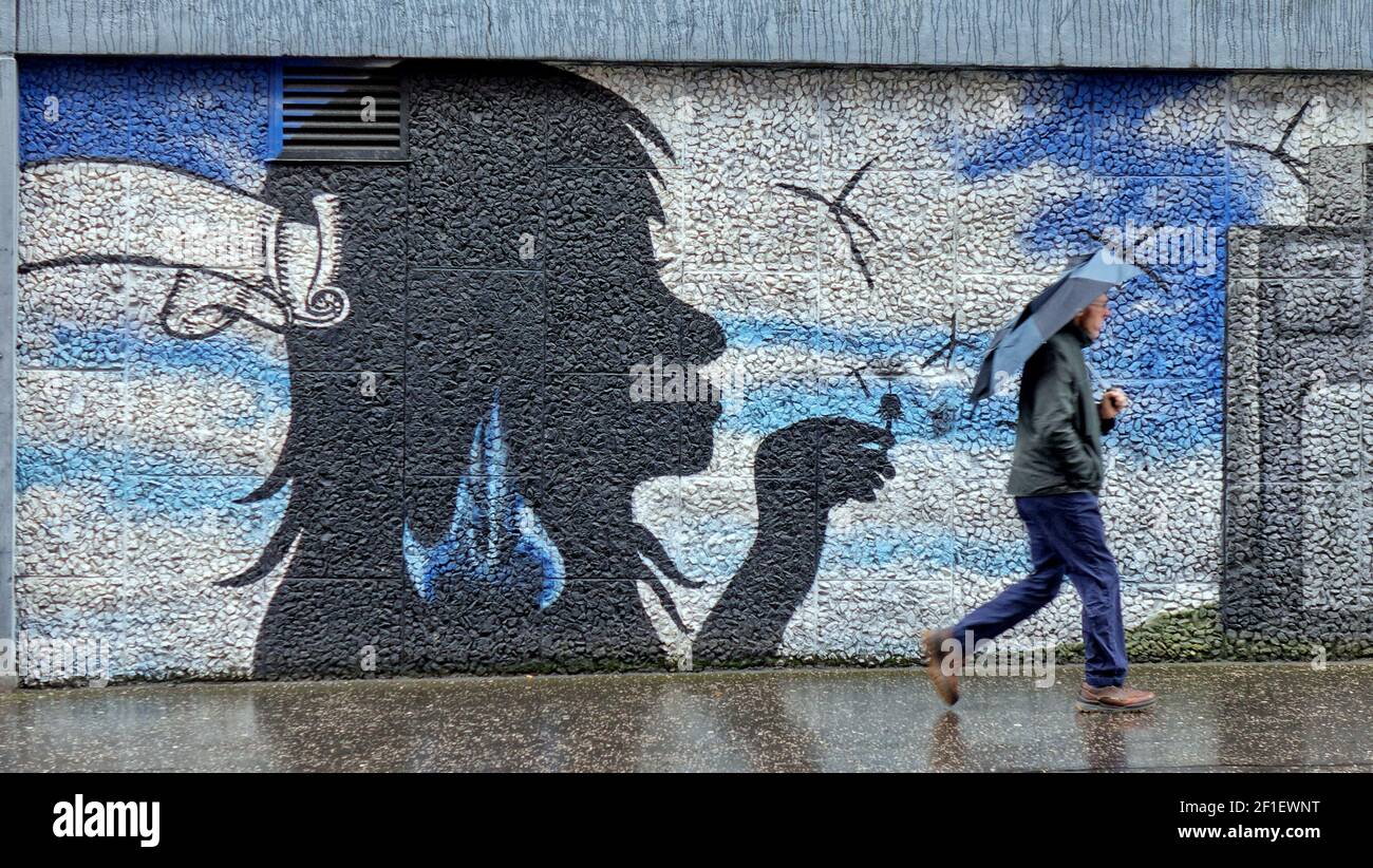 Glasgow, Écosse, Royaume-Uni. 8 mars 2021. Météo au Royaume-Uni: Pluie et vent avec plus à venir dans le centre-ville qui est vide de personnes même sans le temps. Crédit : Gerard Ferry/Alay Live News Banque D'Images