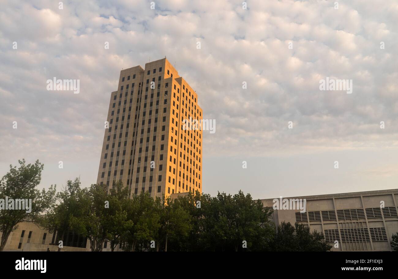 Les nuages roulés dans le bâtiment de Bismarck, capitale du Dakota du Nord Banque D'Images