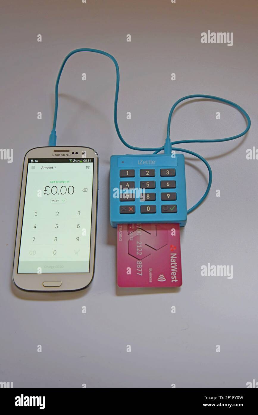 Un lecteur de carte Izettle pour les paiements par carte à puce et par code  PIN s'affiche avec une carte insérée et connectée à un smartphone avec  l'application d'exploitation Photo Stock -