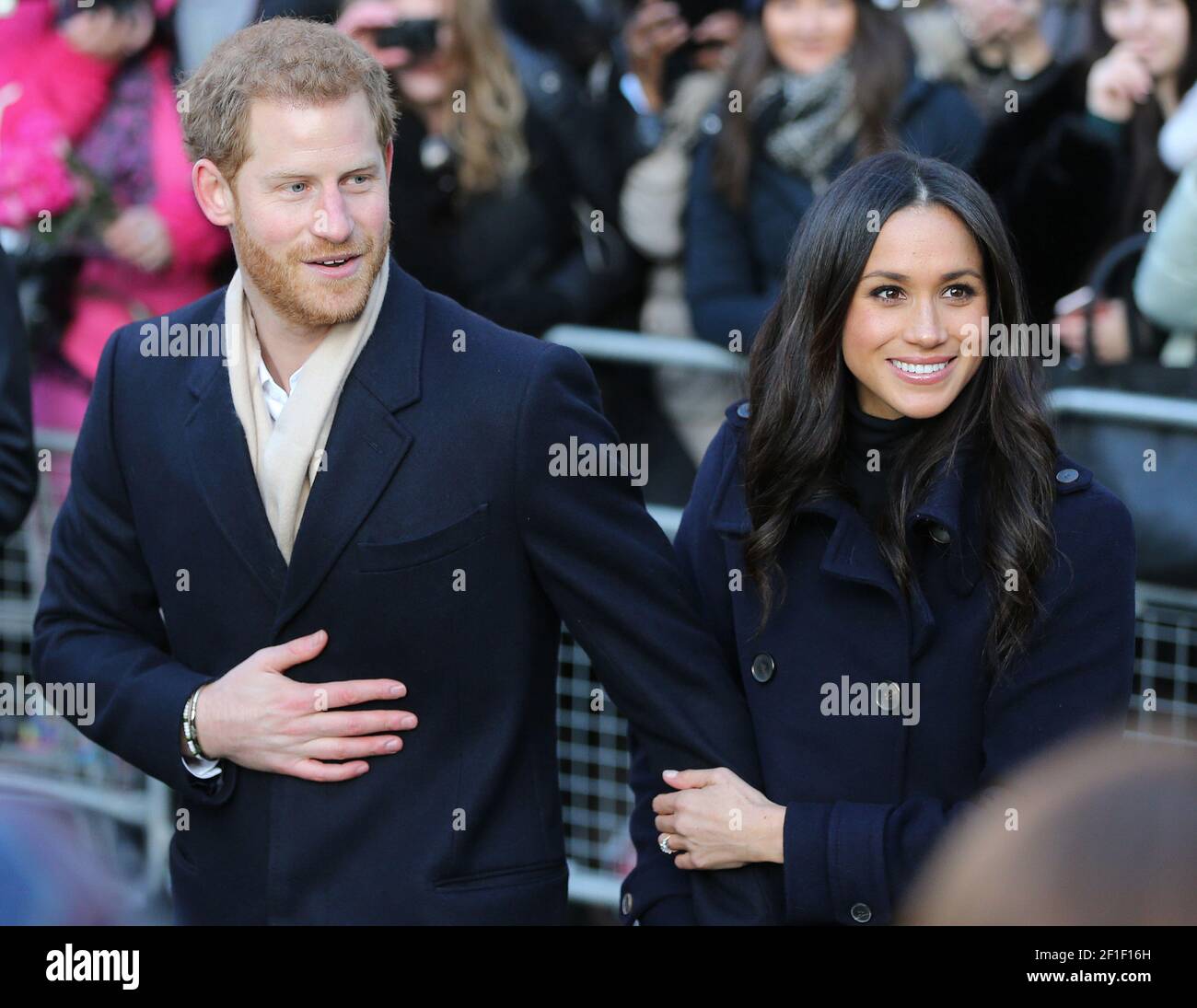 Le prince Harry (L) de Grande-Bretagne et l'actrice américaine Meghan Markle pendant Une visite à la Journée mondiale du sida de Terrence Higgins Trust Foire caritative au Nottingham con Banque D'Images