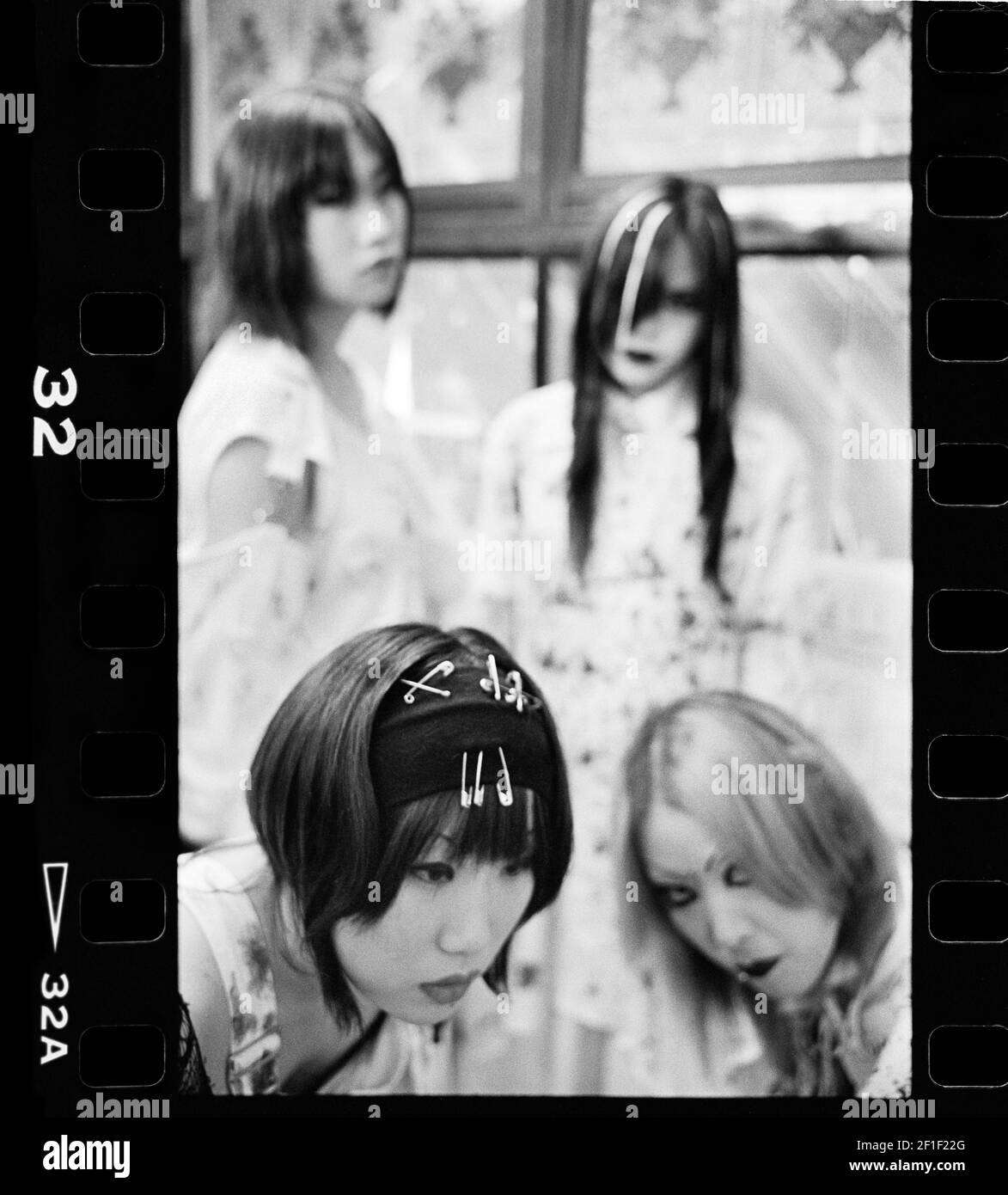 Japon , Tokyo, 1998 , jeunes vêtus de la sous-culture de Harajuku de Yami kawaii ou de style malade-mignon . Banque D'Images