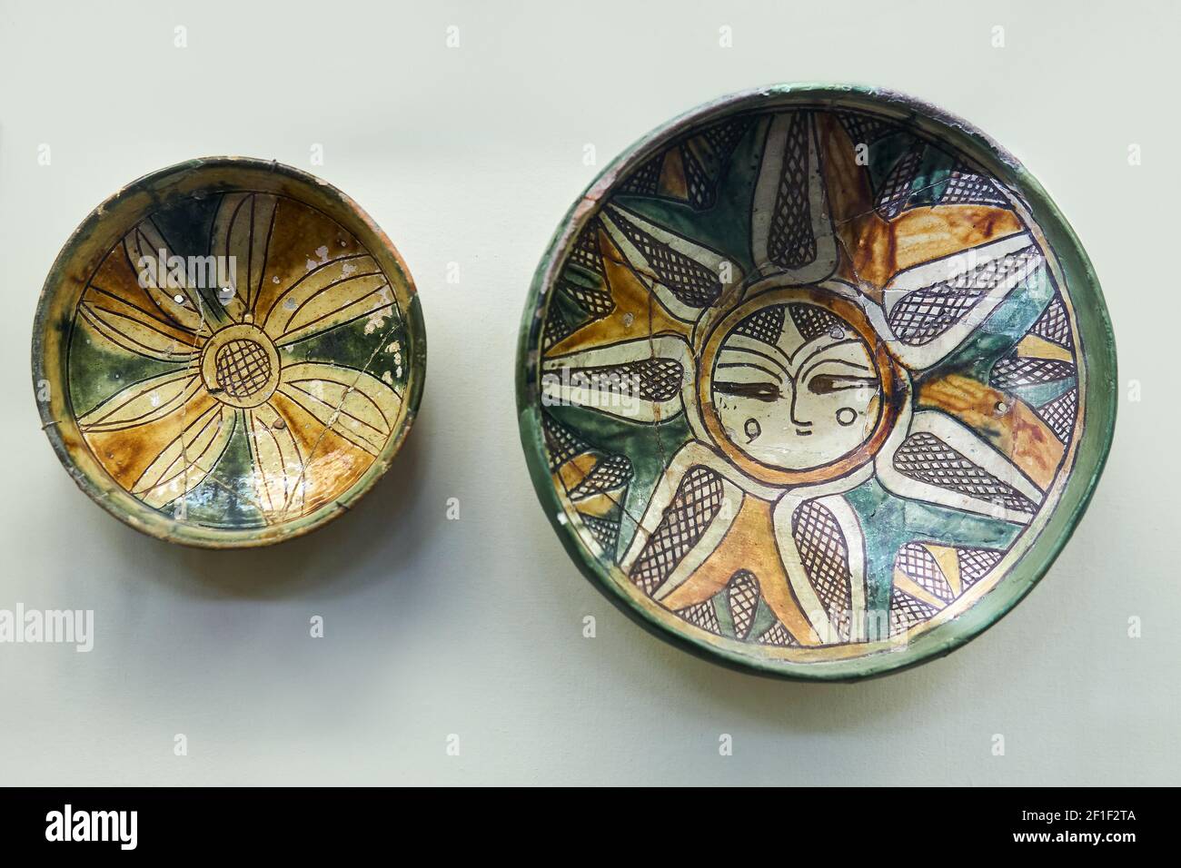 Sébastopol, Crimée - 31 janvier 2021 : ancienne faïence grecque peinte des 13-14ème siècles du musée de Chersonesos Banque D'Images