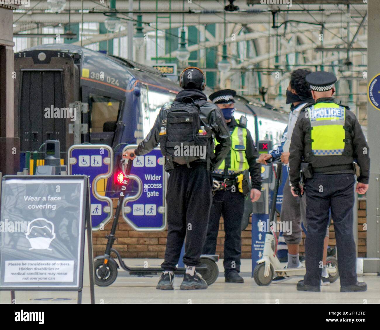 Glasgow, Écosse, Royaume-Uni 8 mars 2021. LockDown lundi a vu un centre-ville desolate par les effets de la régulation de covid et de la pluie Electric scooter riders quized par la police sur le hall de la gare centrale de glasgow, car ces choses ne sont toujours pas légales. . Crédit : Gerard Ferry/Alay Live News Banque D'Images